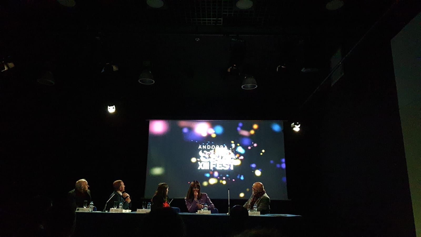 Els compareixents mirant el vídeo de presentació de la edició 2026.