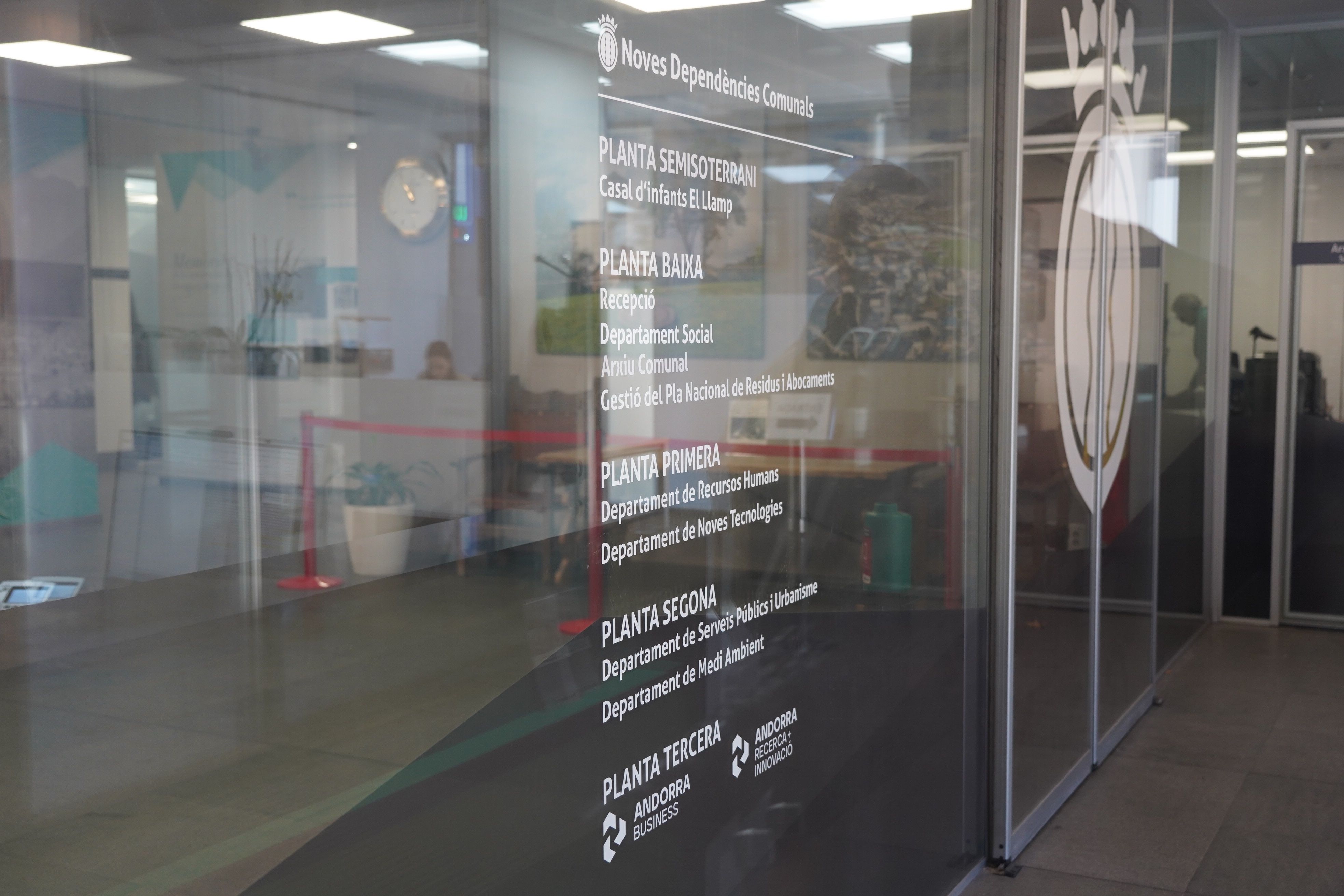 Entrada a les noves dependències del comú d'Andorra la Vella. Entrada a les noves dependències del comú d'Andorra la Vella.