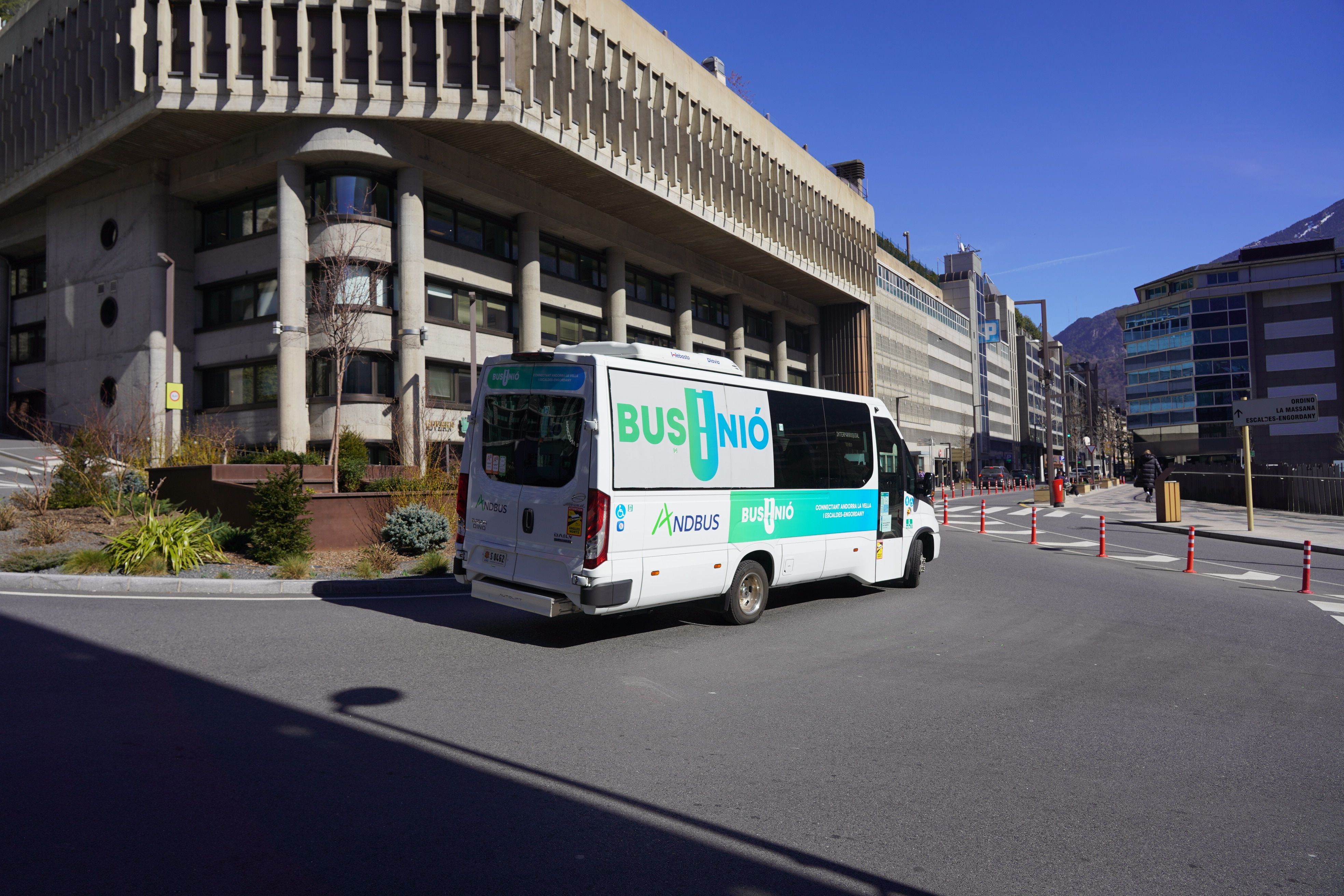 El Bus Unió passant per Prat de la Creu en una imatge captada per l'Altaveu.