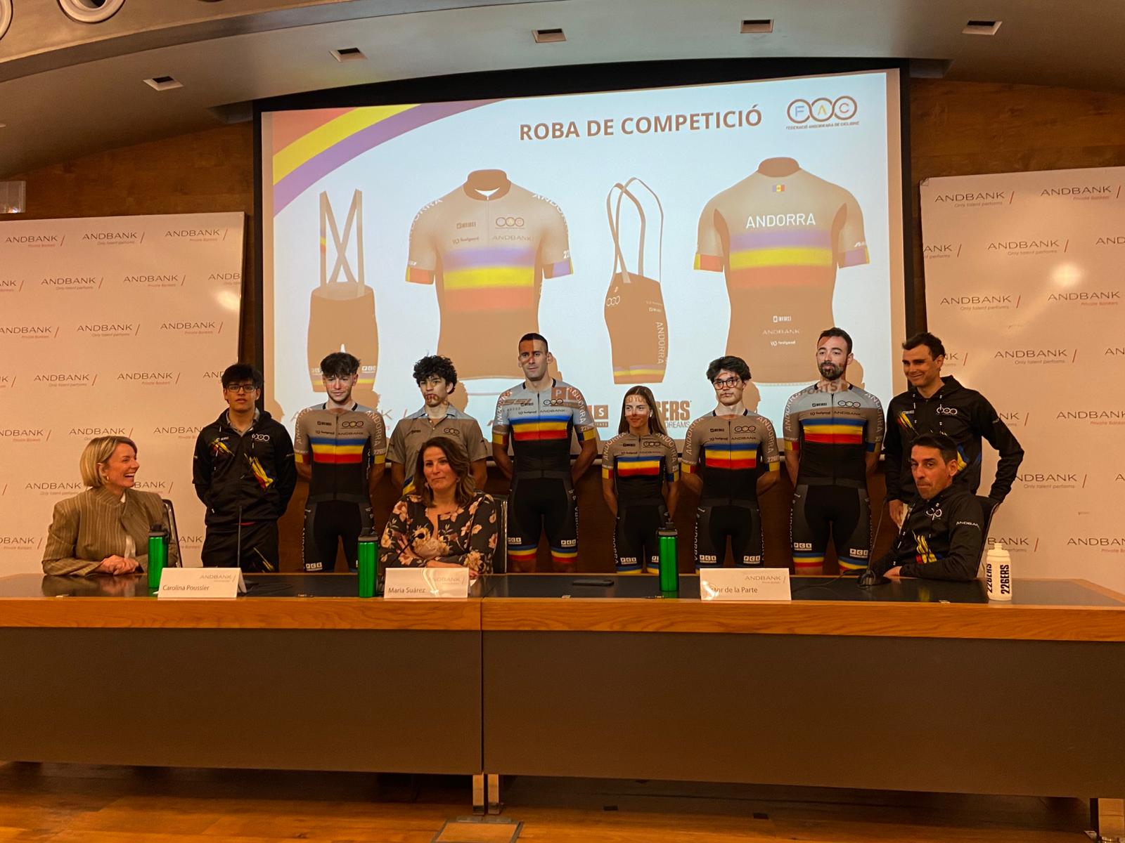 Els ciclistes de la FAC del primer nivell, estrenant roba de competició.