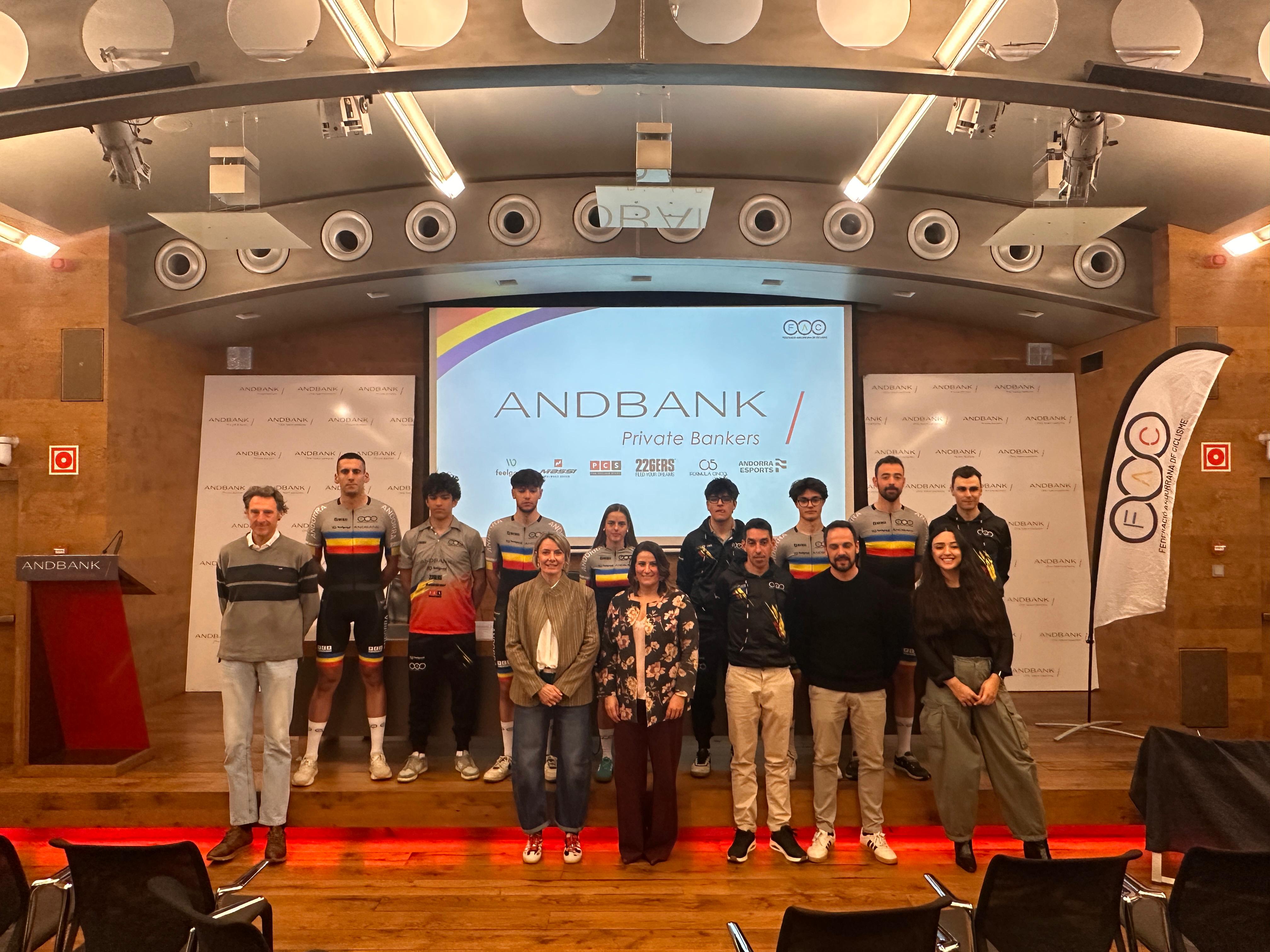 Alguns dels ciclistes de la federació, amb Poussier, De La Parte i els patrocinadors. Alguns dels ciclistes de la federació, amb Poussier, De La Parte i els patrocinadors.