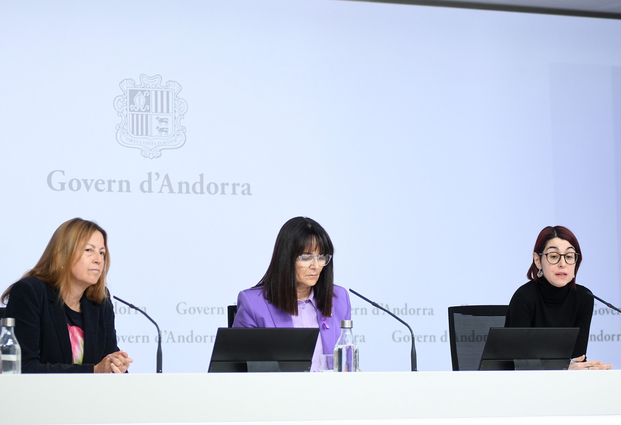 Isabel de la Parte, Mònica Bonell i Lídia Arbués en la roda de premsa sobre la llei d'arxius.