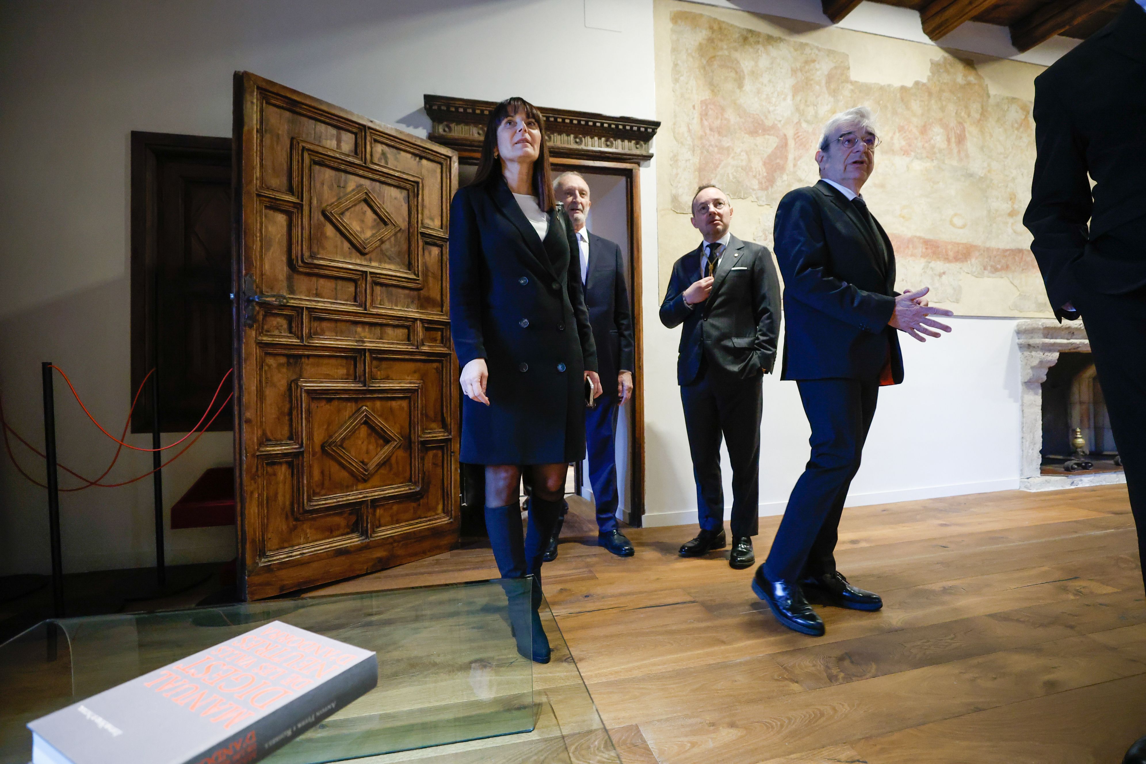 Mònica Bonell amb altres membres del Govern descobrint la 'renovada' Casa de la Vall.