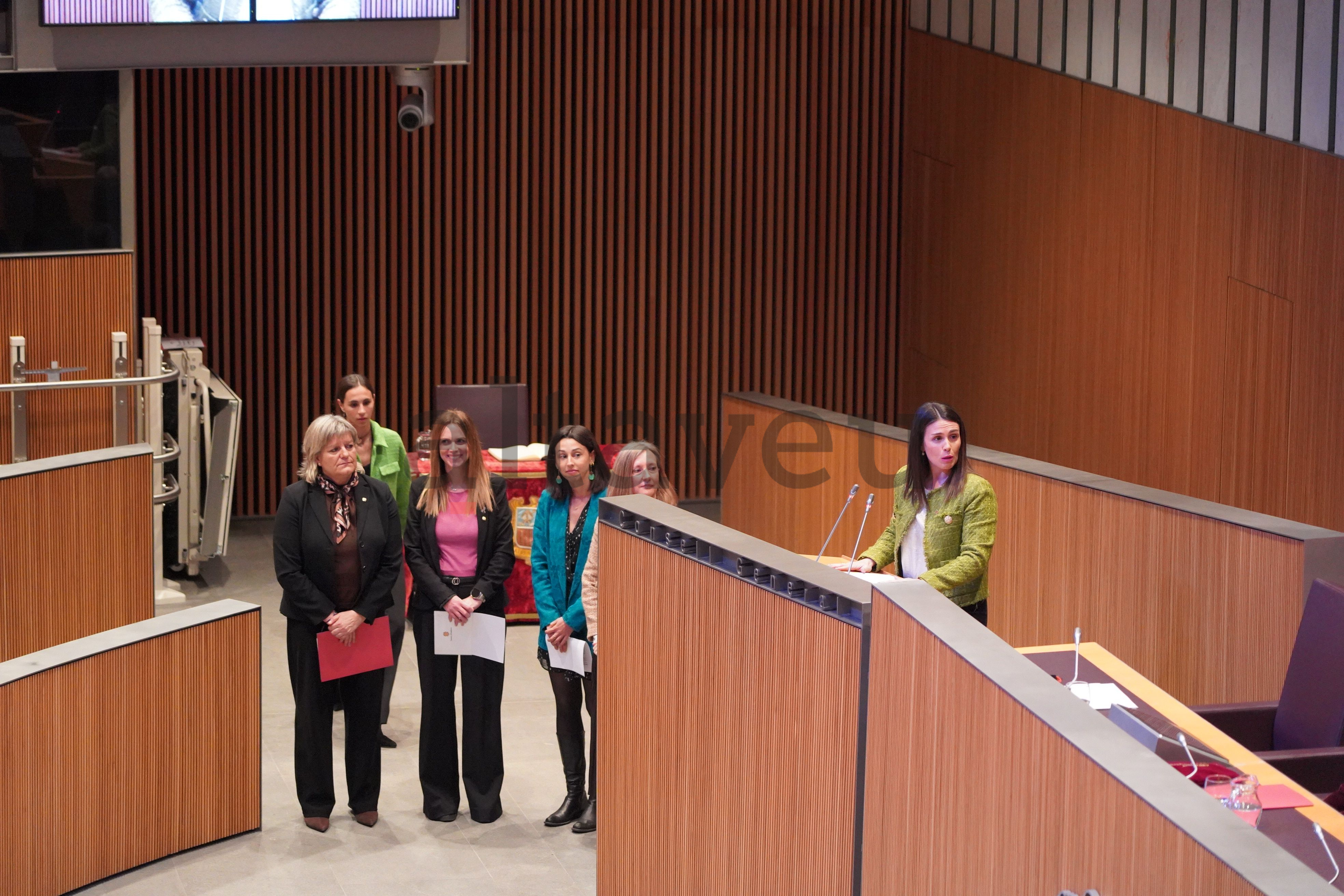 La cònsol Laura Mas; les conselleres generals Maria Àngels Aché, Laia Moliné i Berna Coma i la secretaria d'Estat, Mariona Cadena. La cònsol Laura Mas; les conselleres generals Maria Àngels Aché, Laia Moliné i Berna Coma i la secretaria d'Estat, Mariona Cadena.