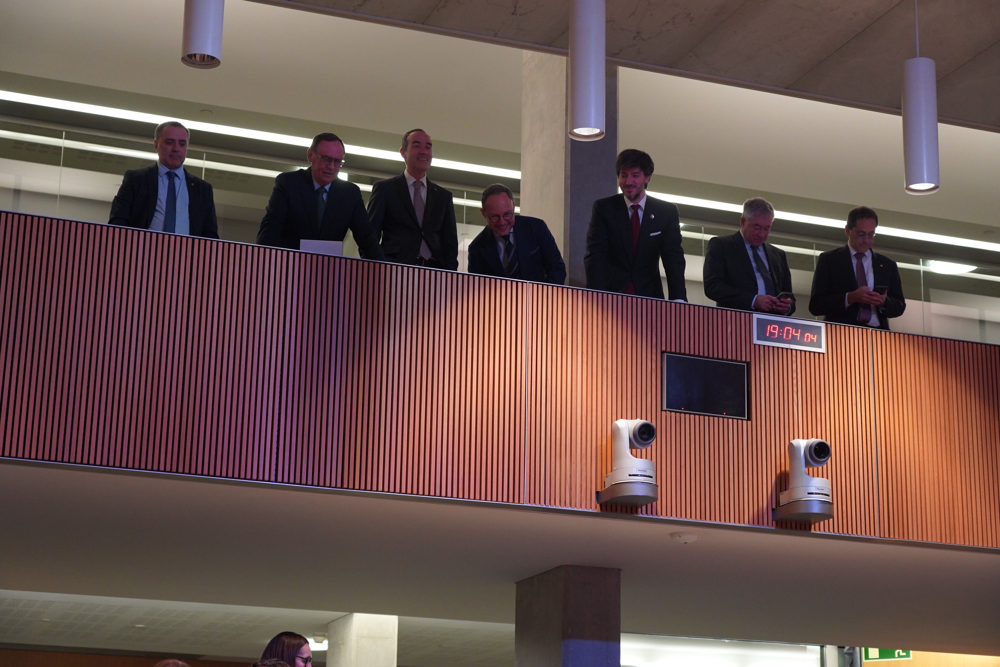 El cap de Govern i el síndic general arribant amb representants d'altres institucions. El cap de Govern i el síndic general arribant amb representants d'altres institucions.