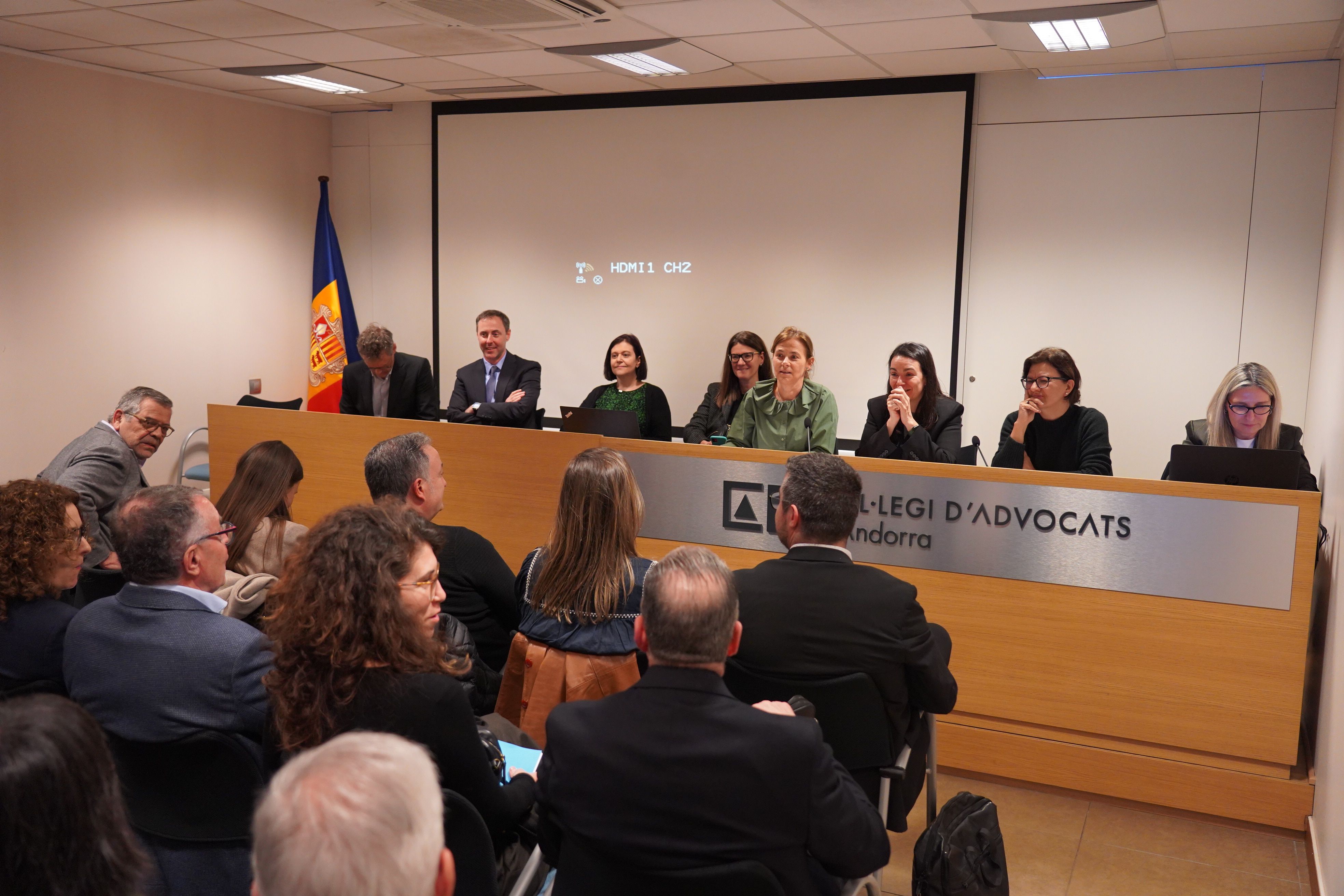 La sala s'ha omplert del tot. La sala s'ha omplert del tot.