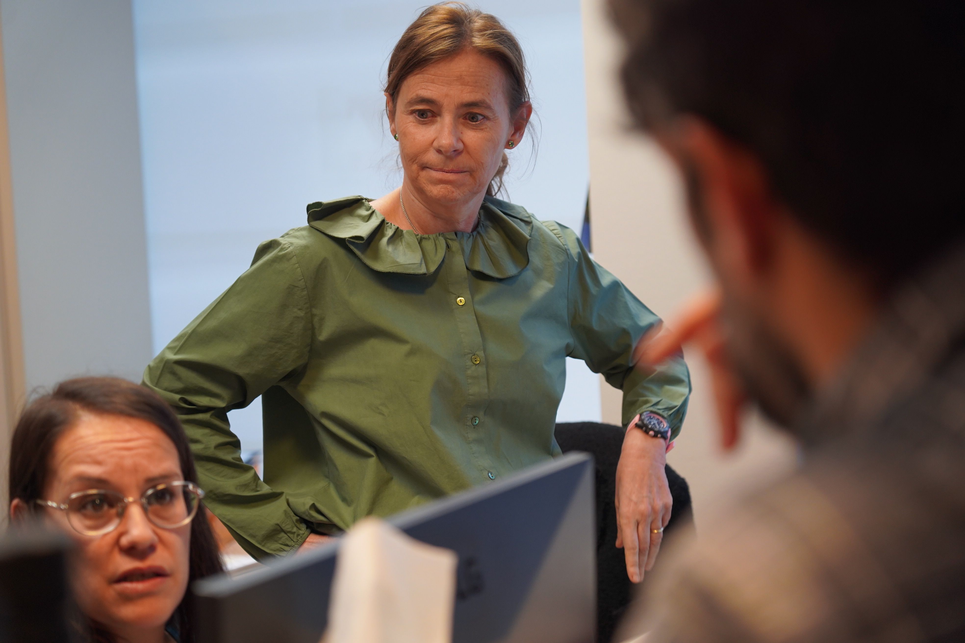 La degana sortint, Sònia Baixench, supervisant l'acreditació dels votants. La degana sortint, Sònia Baixench, supervisant l'acreditació dels votants.