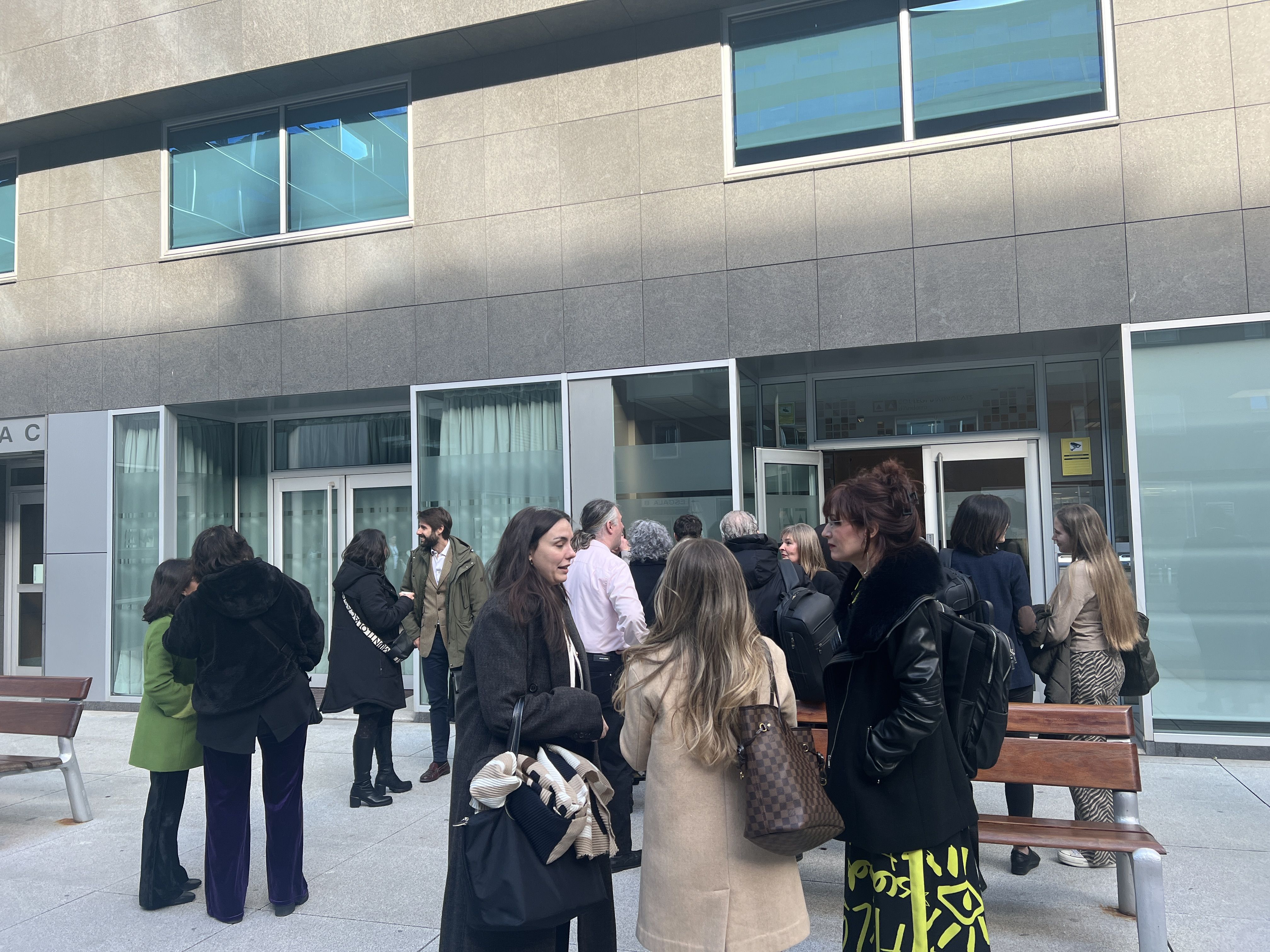 Cua a l'exterior per accedir al col·legi. Cua a l'exterior per accedir al col·legi.