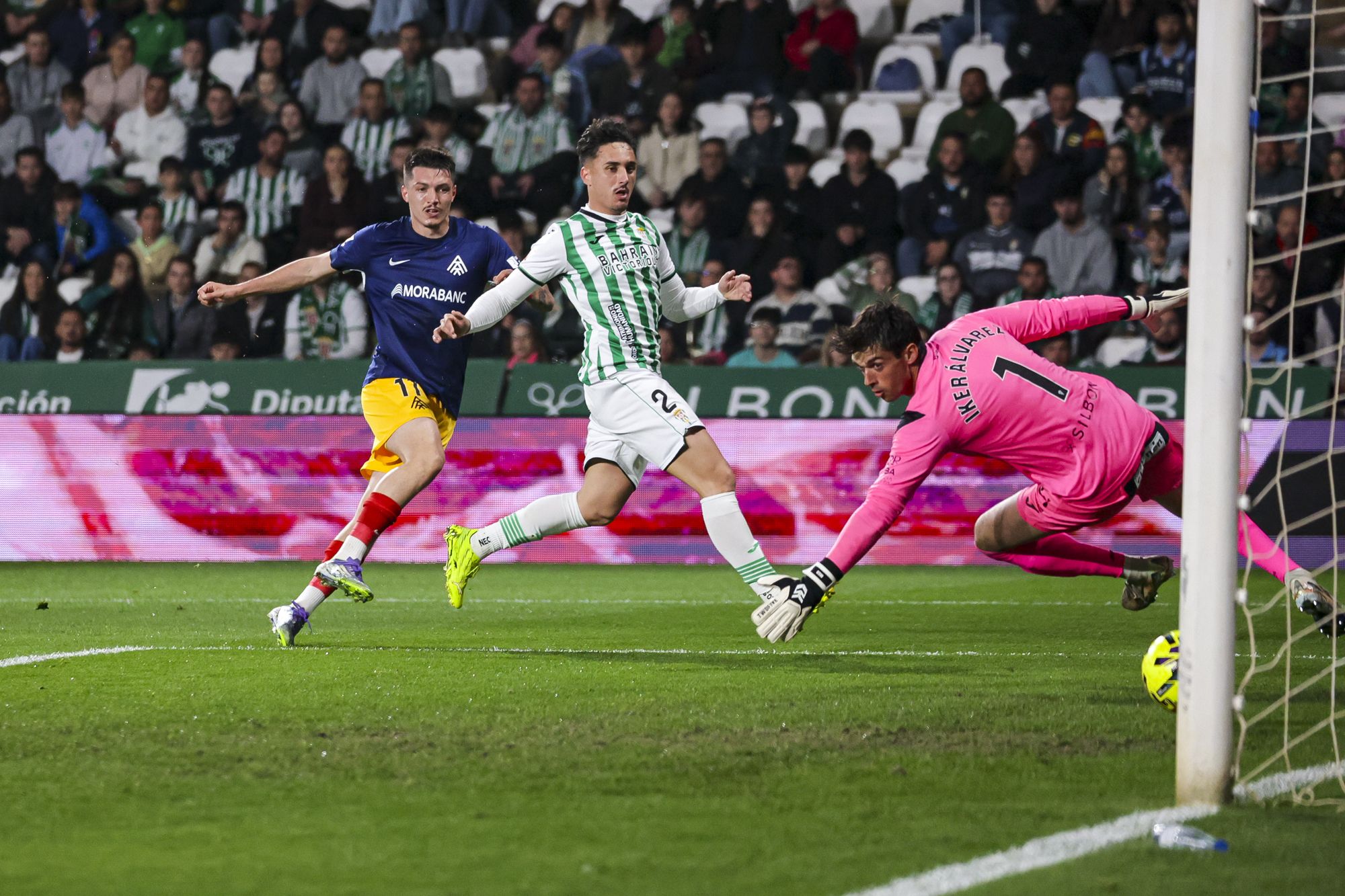 Lautaro, creuant la pilota que ha donat el primer gol a l'Andorra. Lautaro, creuant la pilota que ha donat el primer gol a l'Andorra.