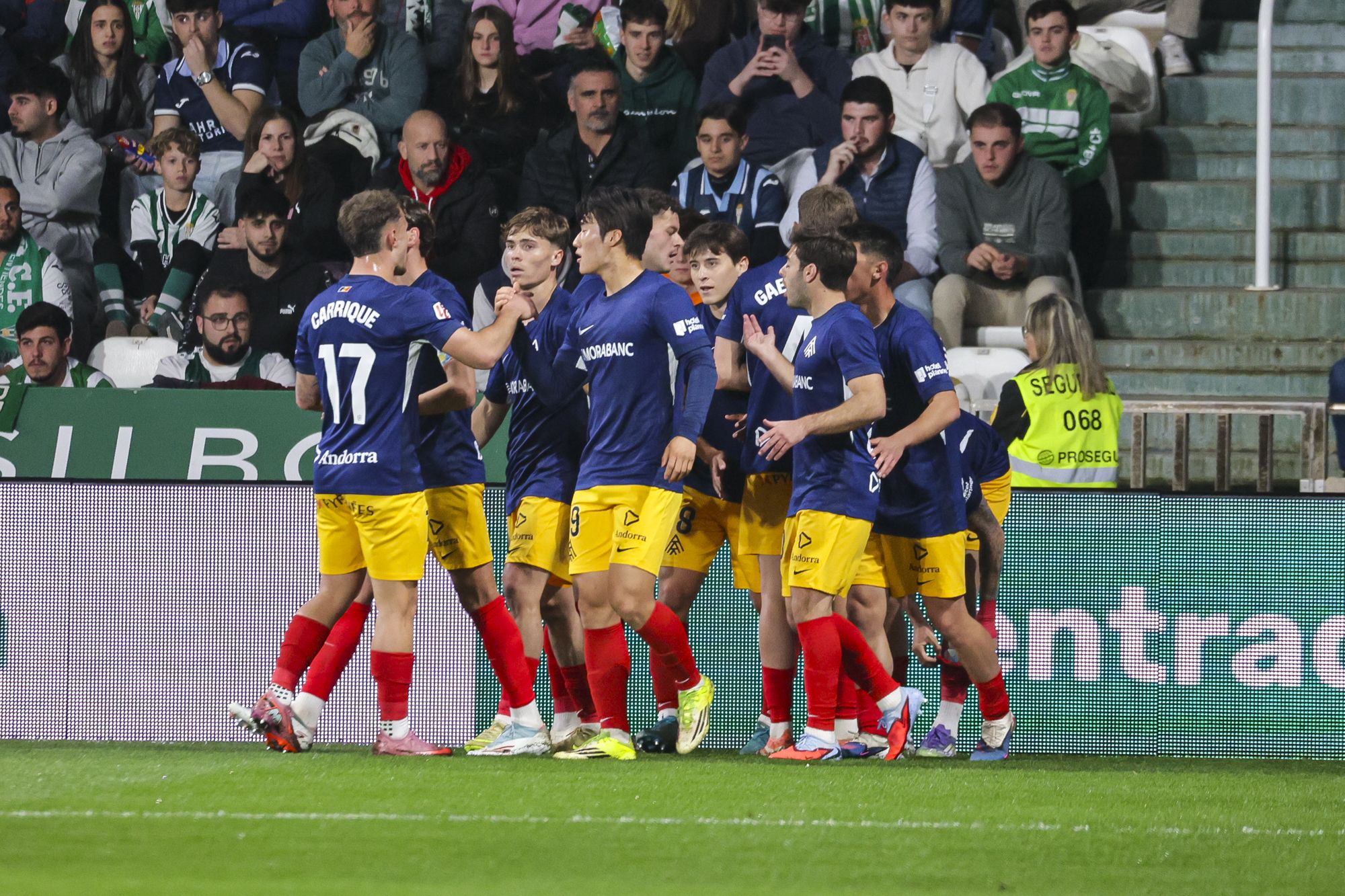 Els tricolors, celebrant un dels gols que han donat l'avantatge a la primera meitat.