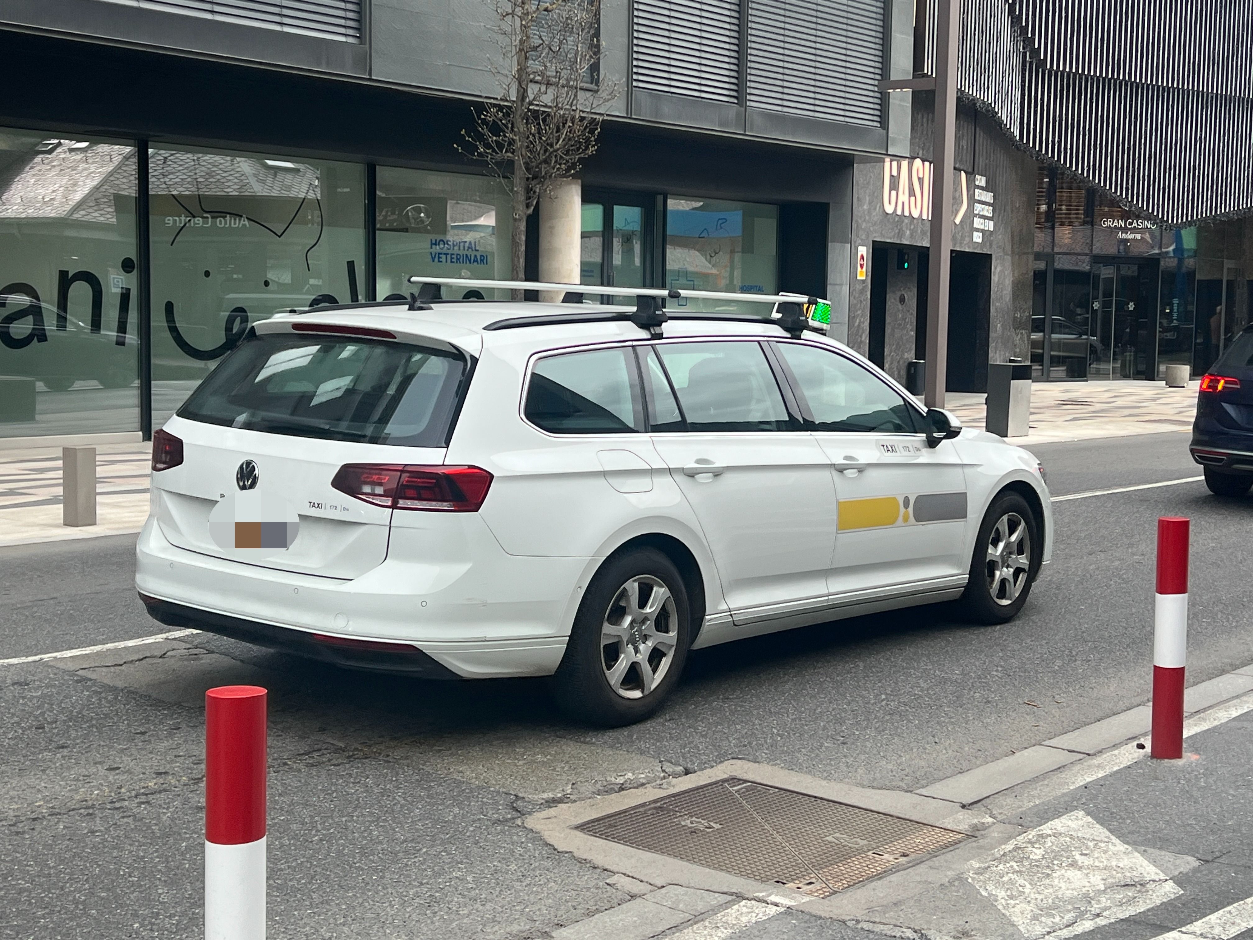 Un taxi circulant aquest matí pel centre d'Andorra la Vella. Un taxi circulant aquest matí pel centre d'Andorra la Vella.