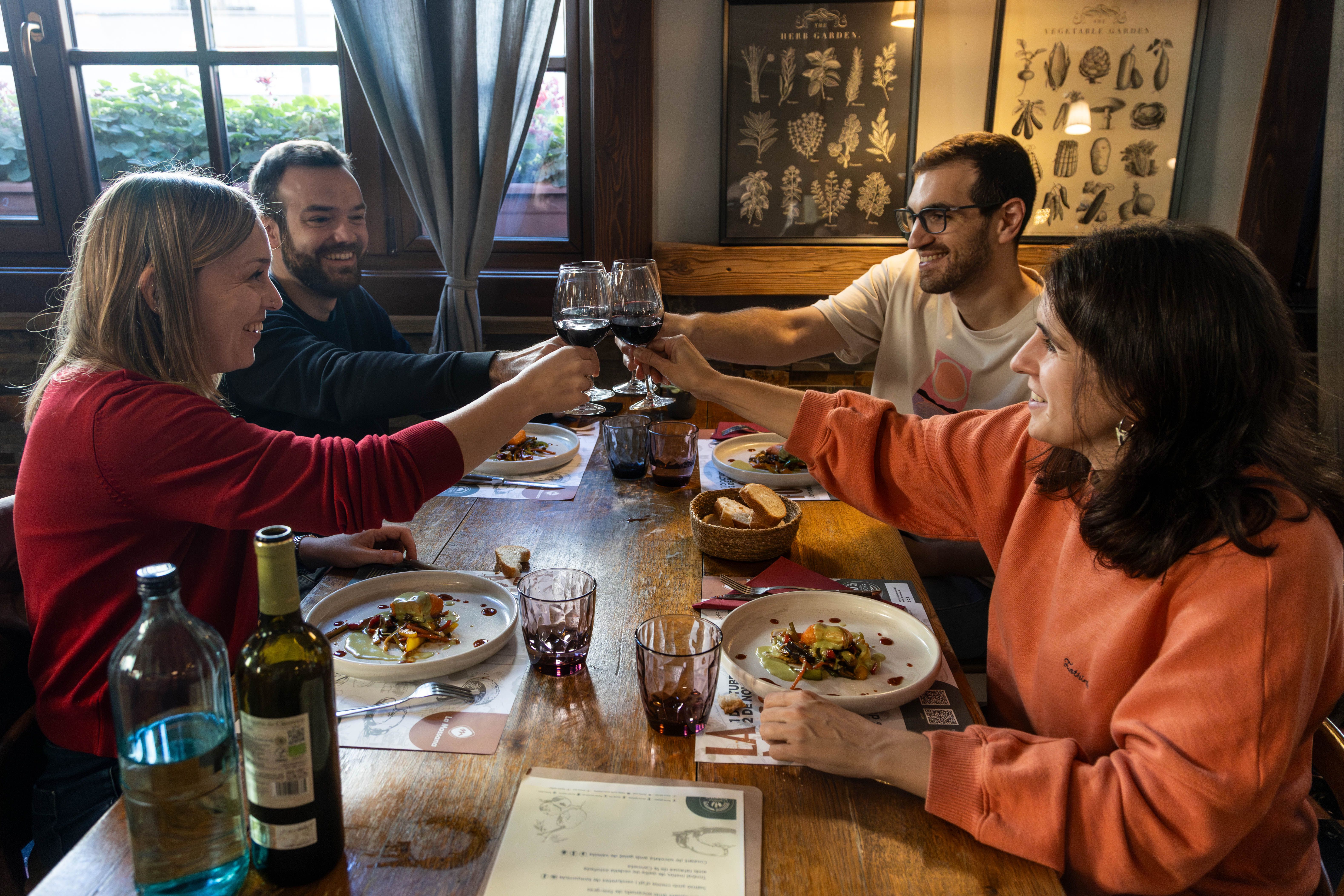Comensals en un dinar en el marc de les jornades de cuina d'hivern.