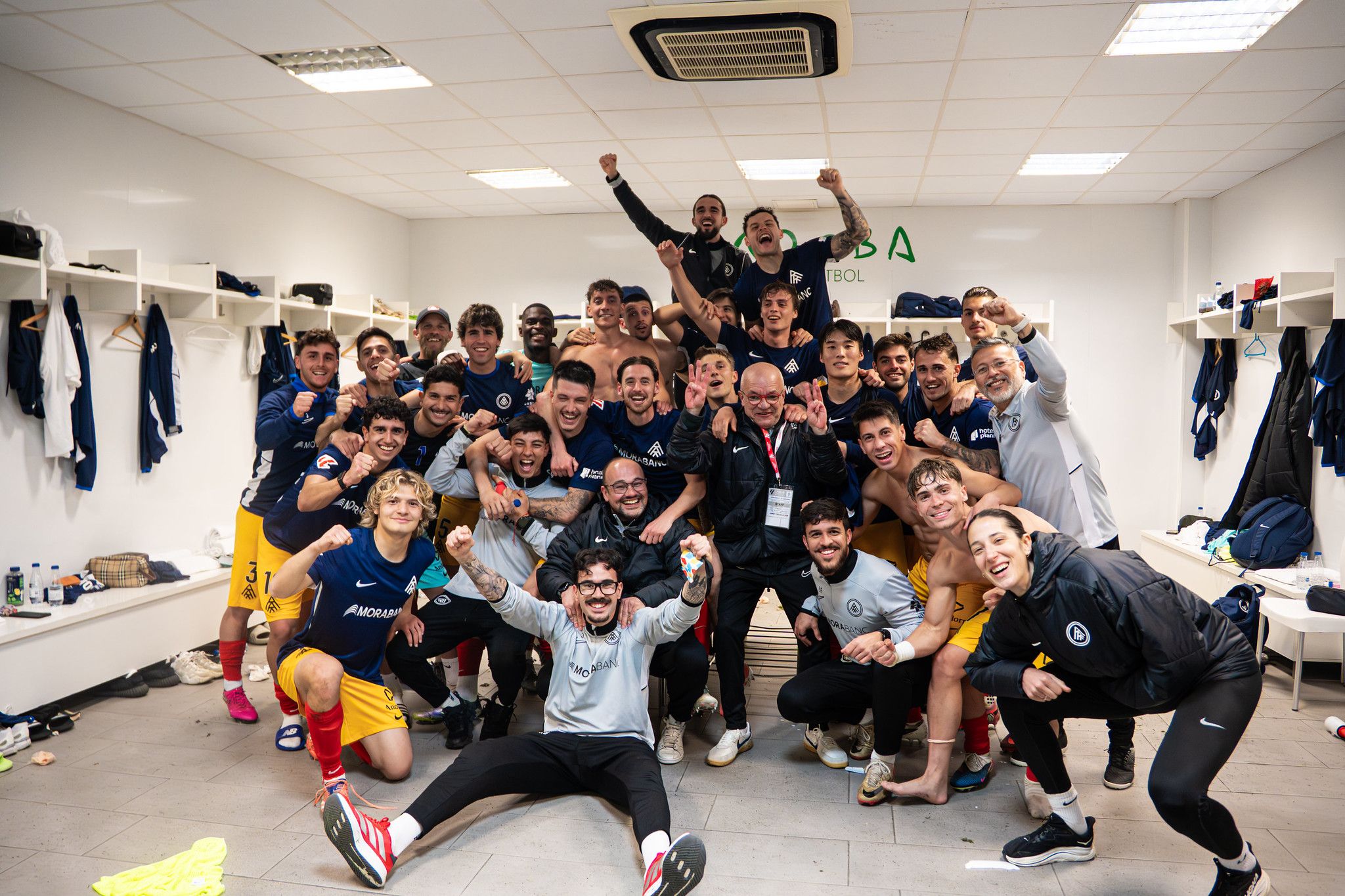 L'equip, al vestuari de Còrdova celebrant una nova victòria que allunya el descens 