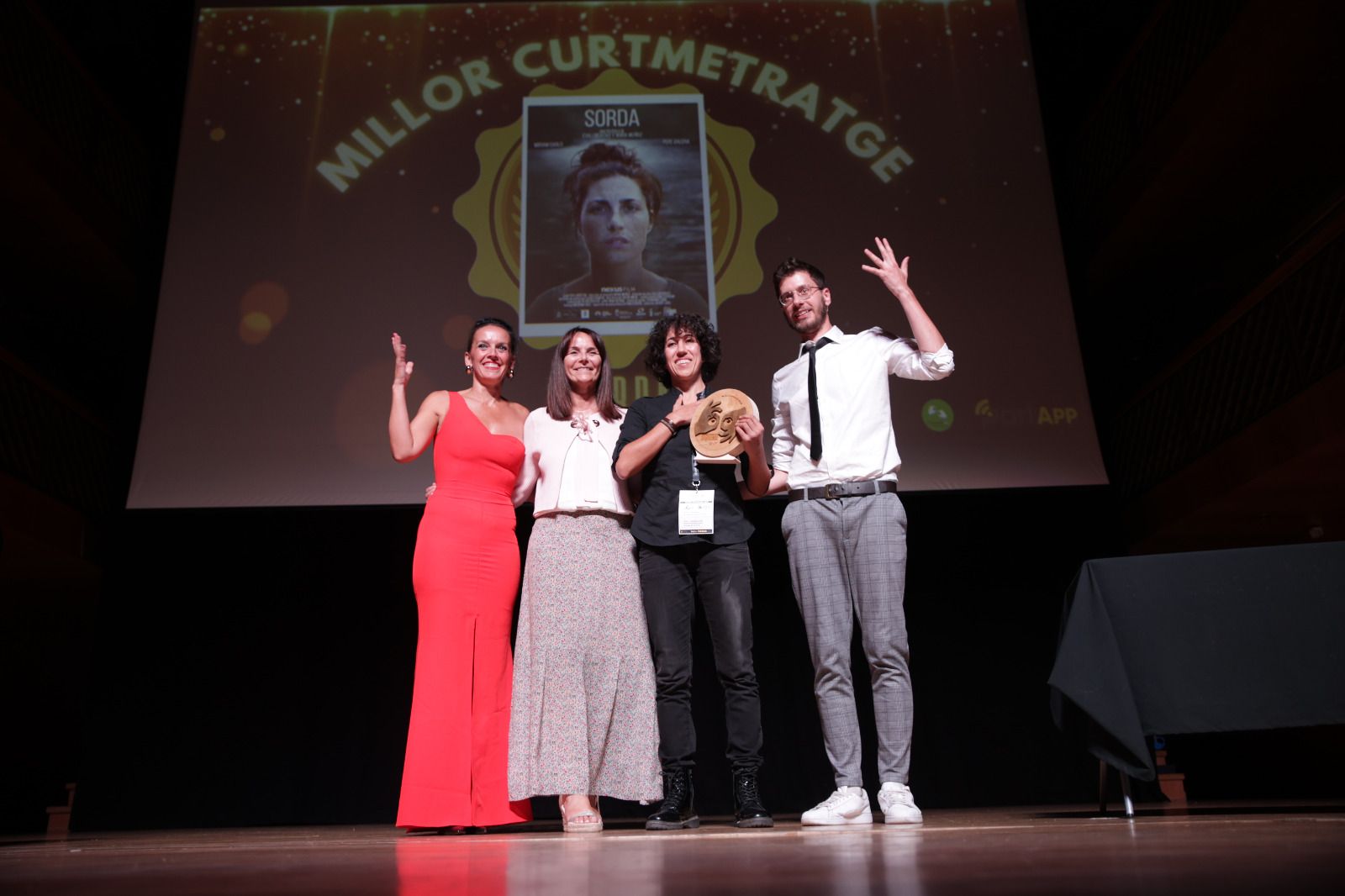 Els presentadors del festival amb la directora Nuria Muñoz i la ministra Mònica Bonell.