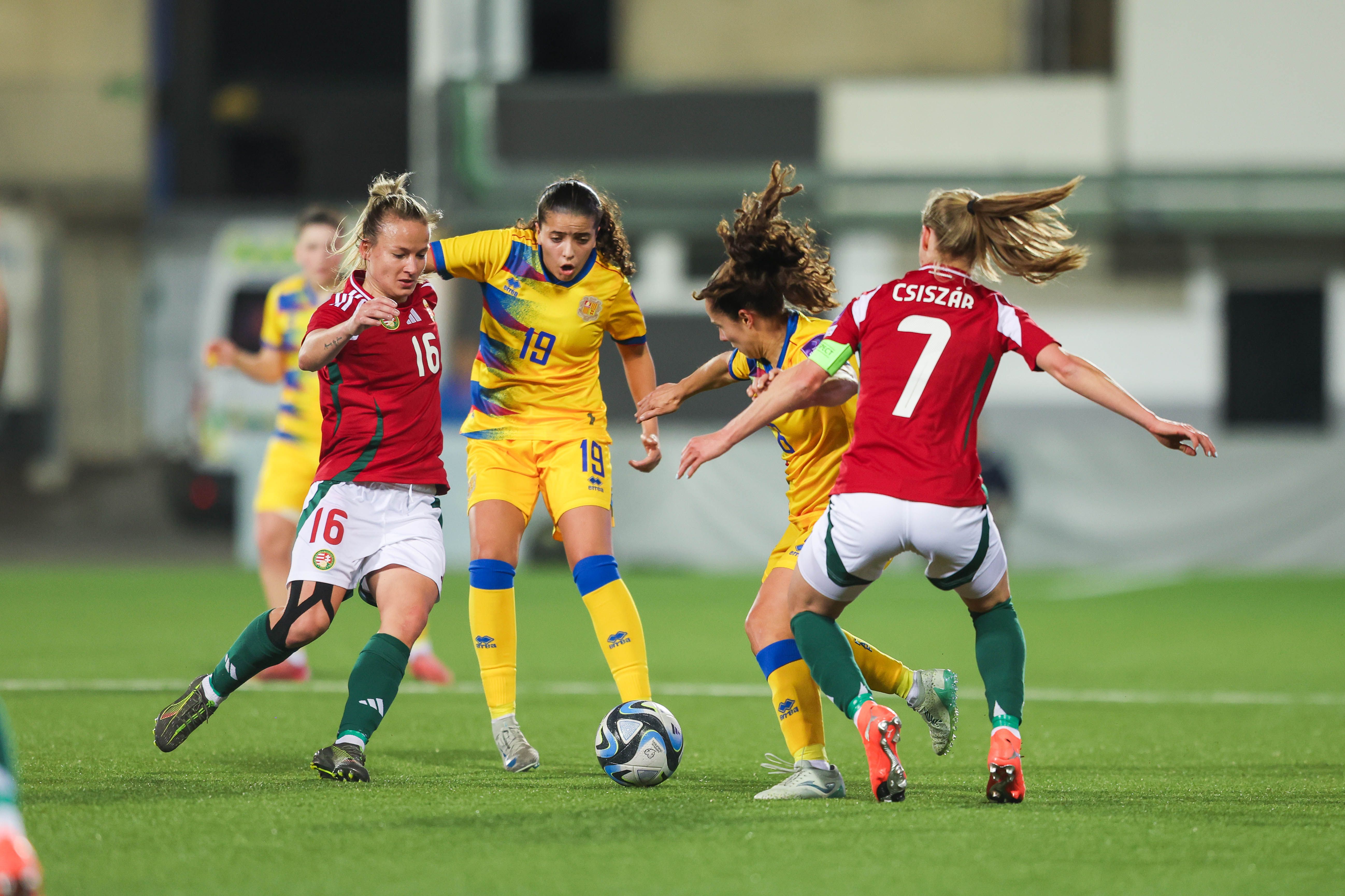 Tere Morató, controlant la pilota davant una de les rivals d'Hongria. Tere Morató, controlant la pilota davant una de les rivals d'Hongria.