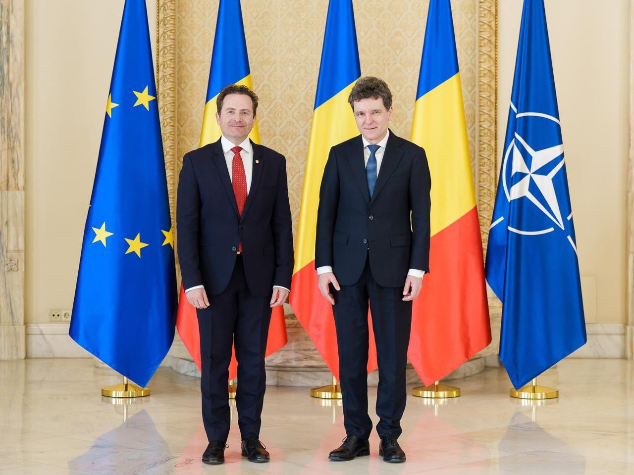 Carles Jordana lliura les cartes credencials al president de Romania, Nicuşor Dan, per l’inici de la nova missió al país.