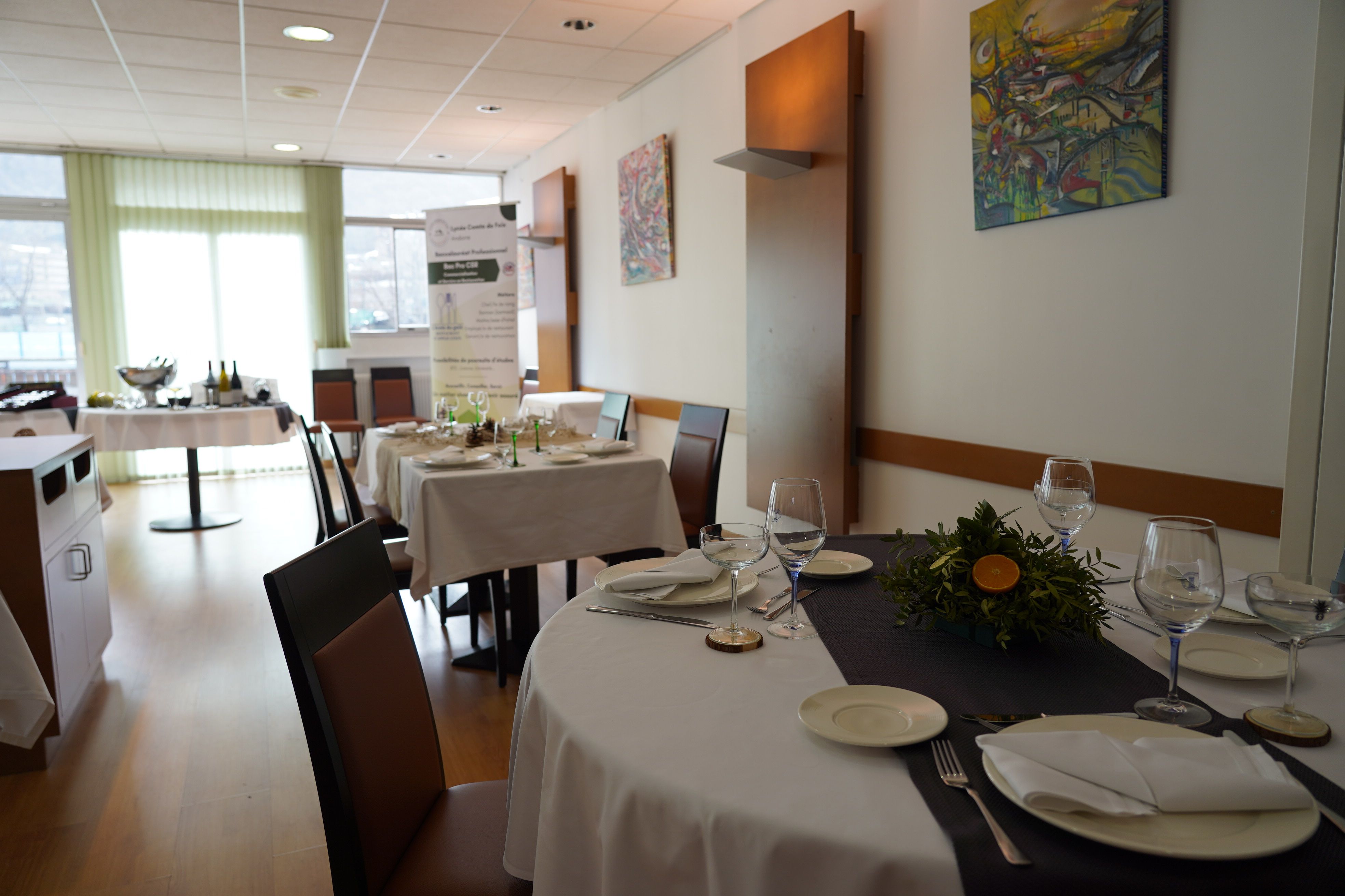 Un dels restaurants oberts al públic. Un dels restaurants oberts al públic.