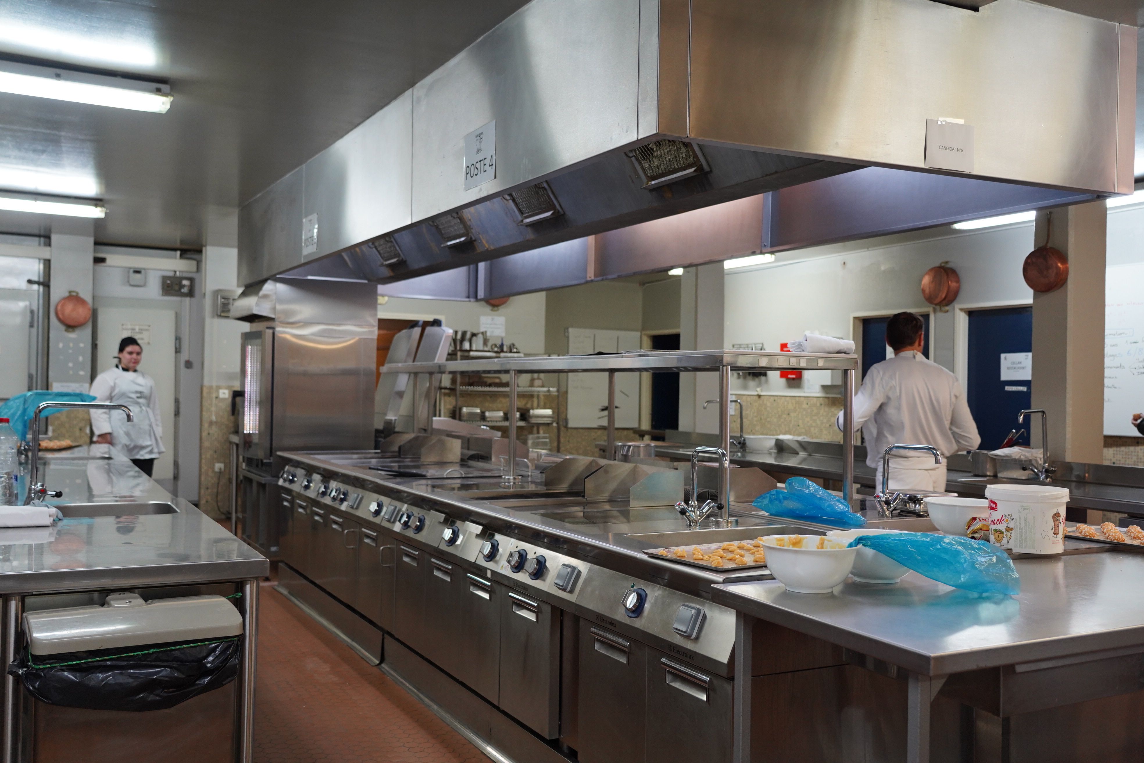 Una alumna i un professor preparant els últims detalls per a la presentació. Una alumna i un professor preparant els últims detalls per a la presentació.