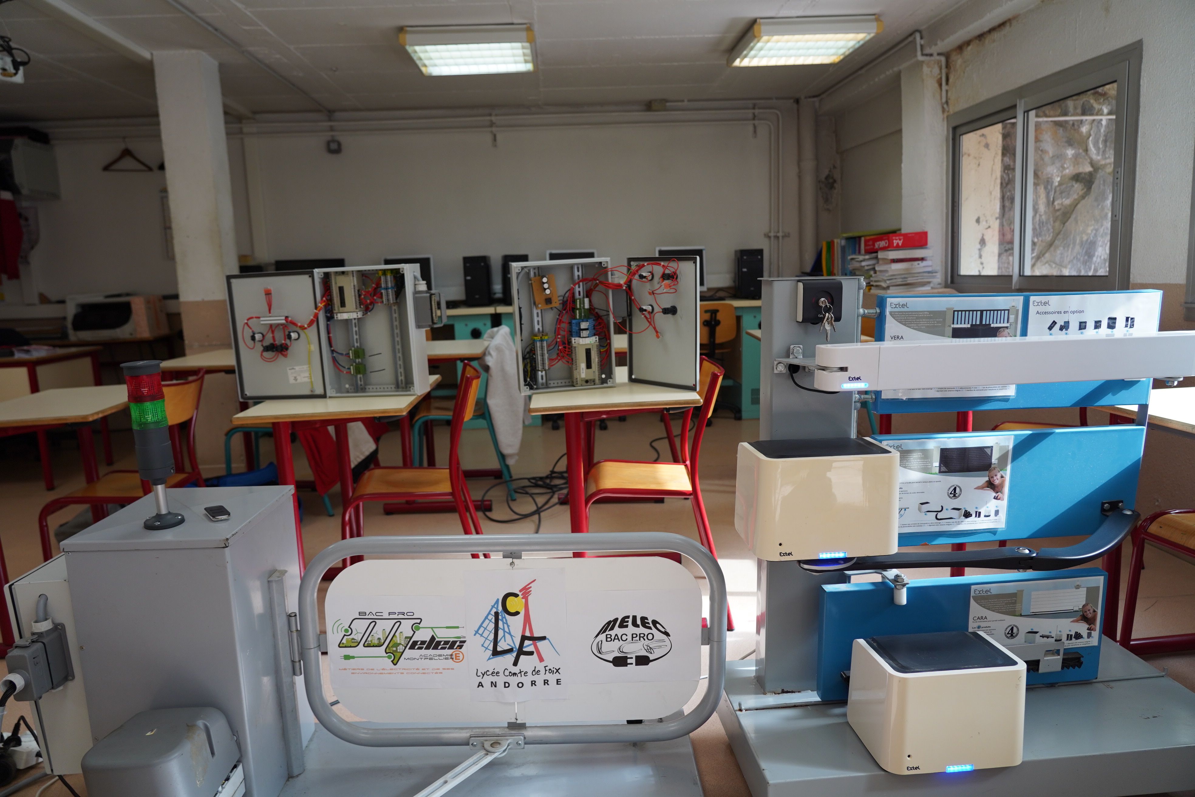 Alguns dels enginys que mostren els alumnes d'electricitat. Alguns dels enginys que mostren els alumnes d'electricitat.