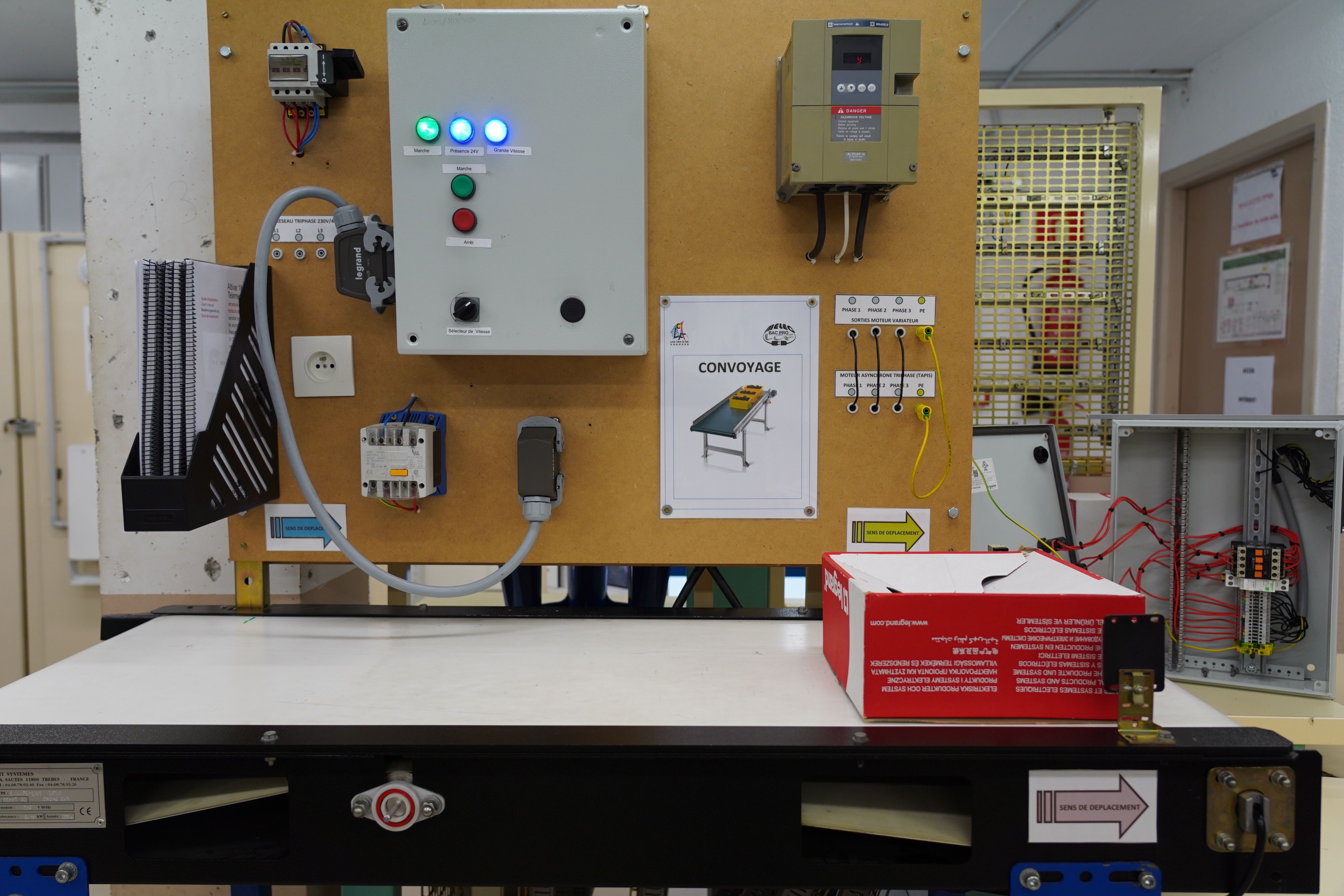 Una mostra d'un sistema de cinta automatitzat. Una mostra d'un sistema de cinta automatitzat.