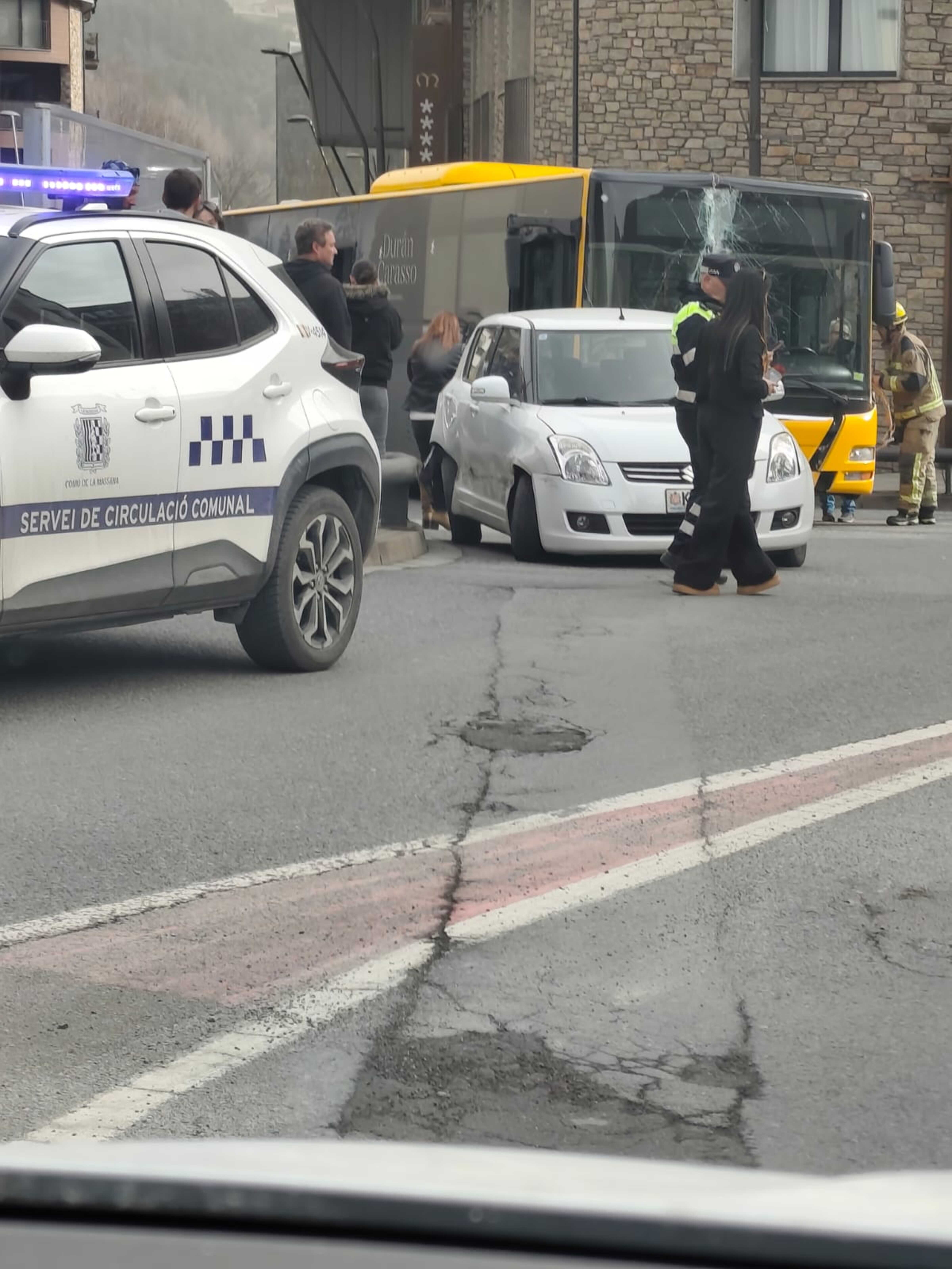 El vidre davanter del bus s'ha esmicolat.