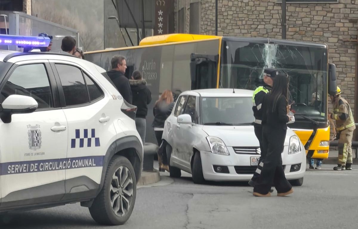 El vidre davanter del bus s'ha esmicolat.