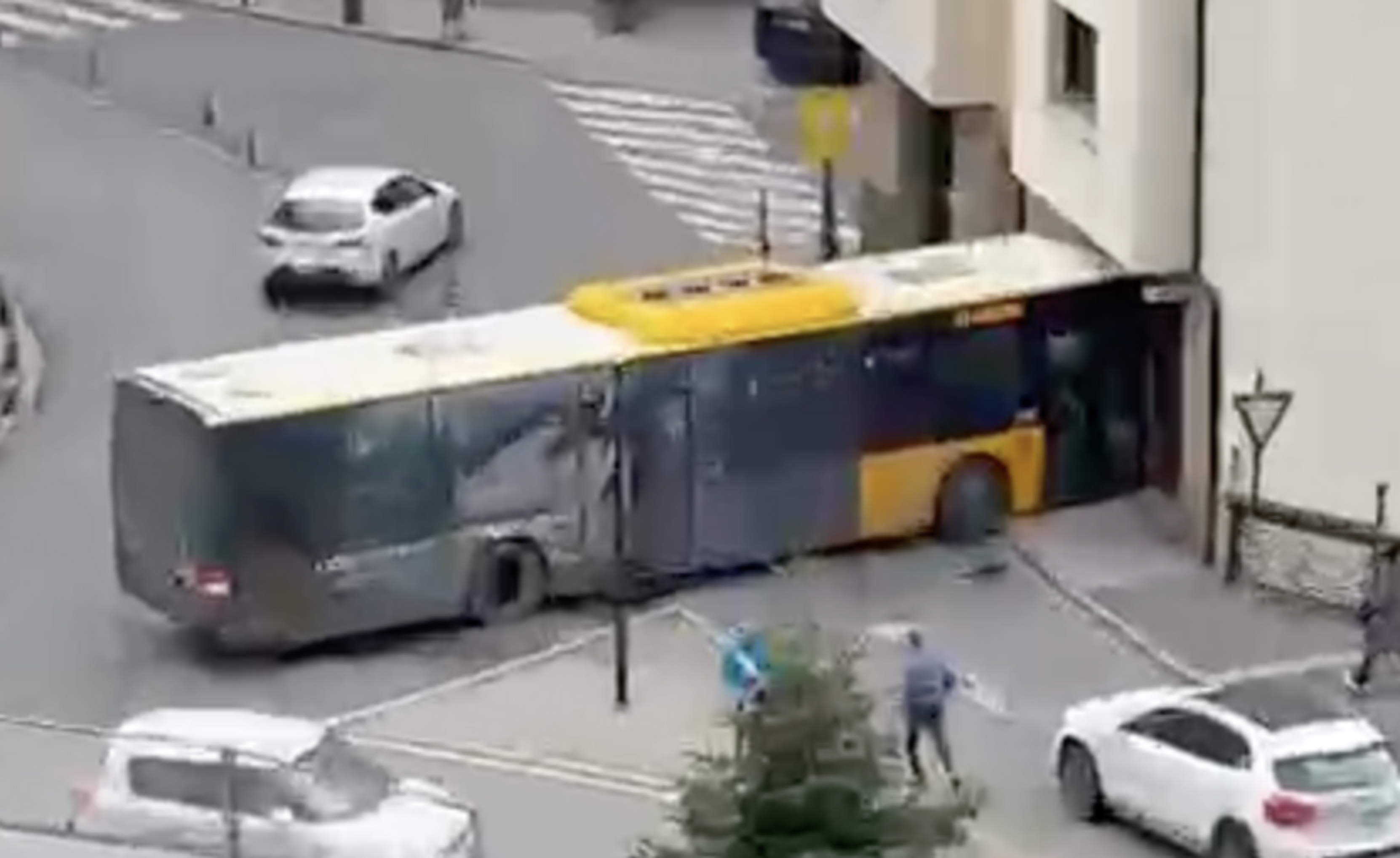 El bus s'ha encastat contra l'edifici.