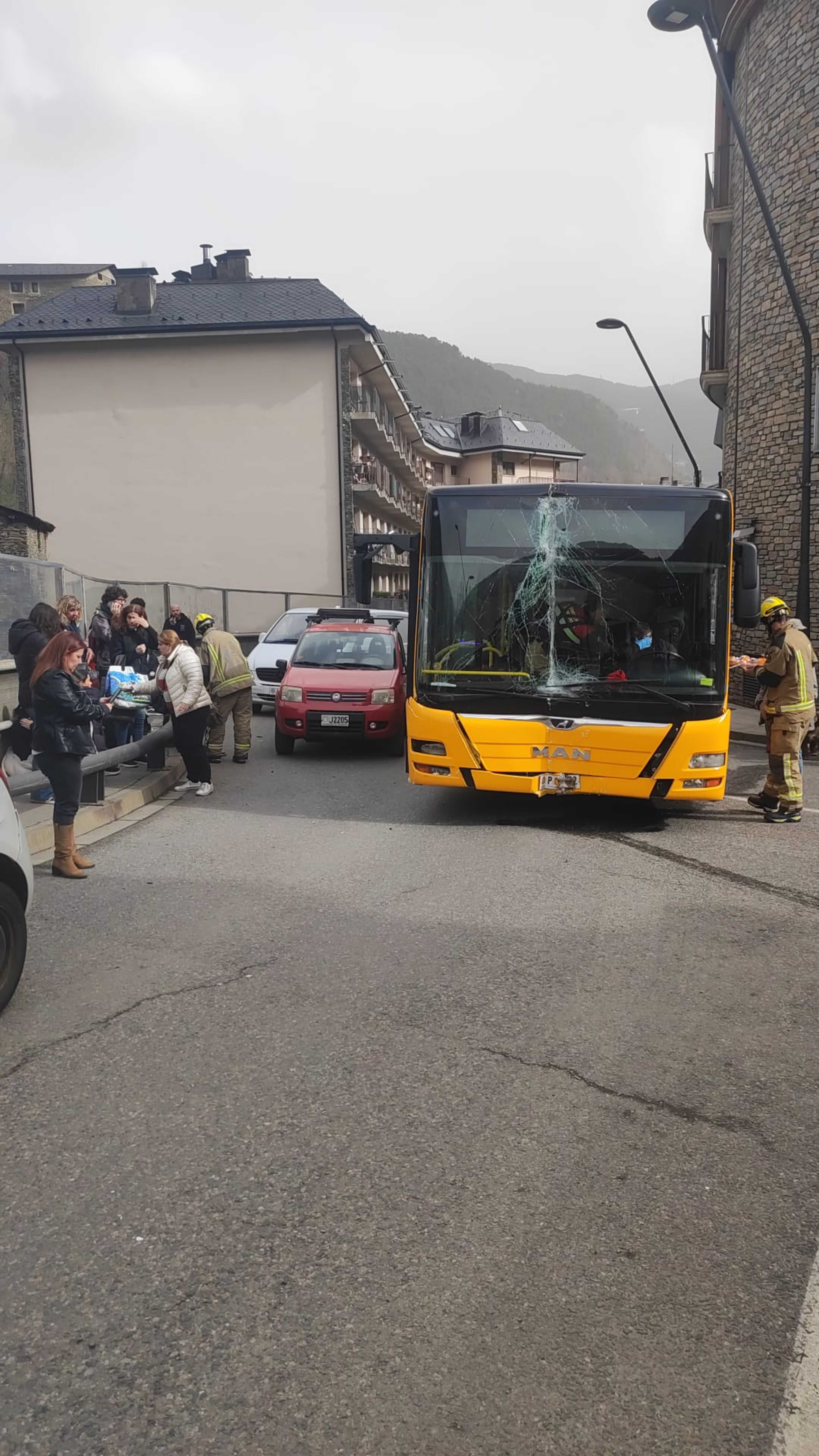 El bus, poc després de l'accident, ha quedat força malmès.