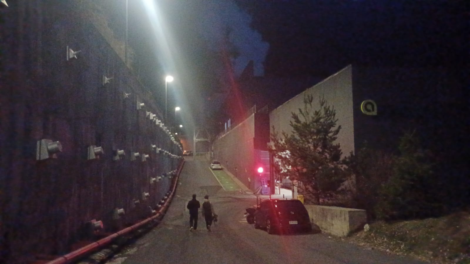 Accés a les instal·lacions de Ctrasa amb una fumera al fons. Accés a les instal·lacions de Ctrasa amb una fumera al fons.