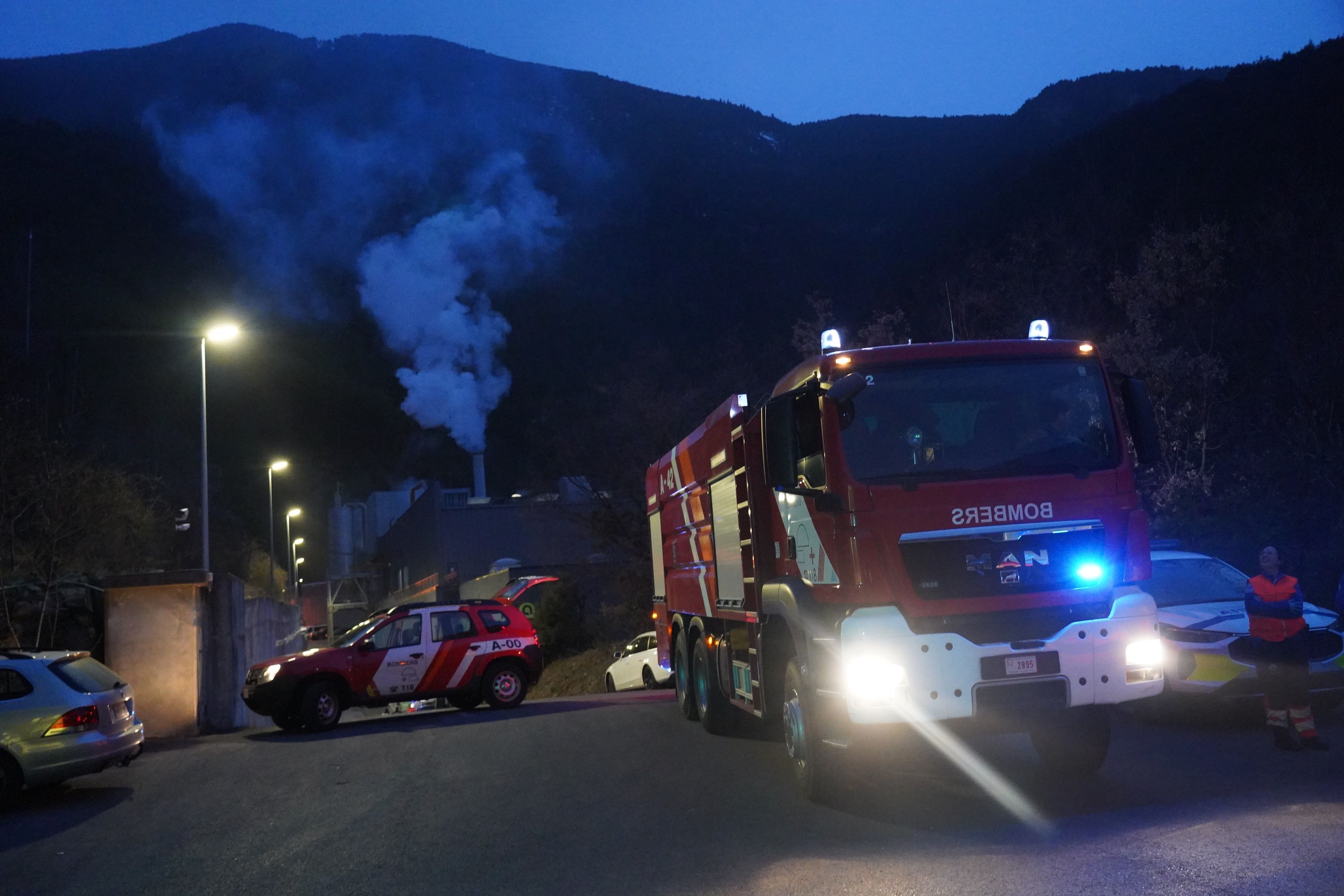 Vehicles de bombers al centre de tractament de residus.