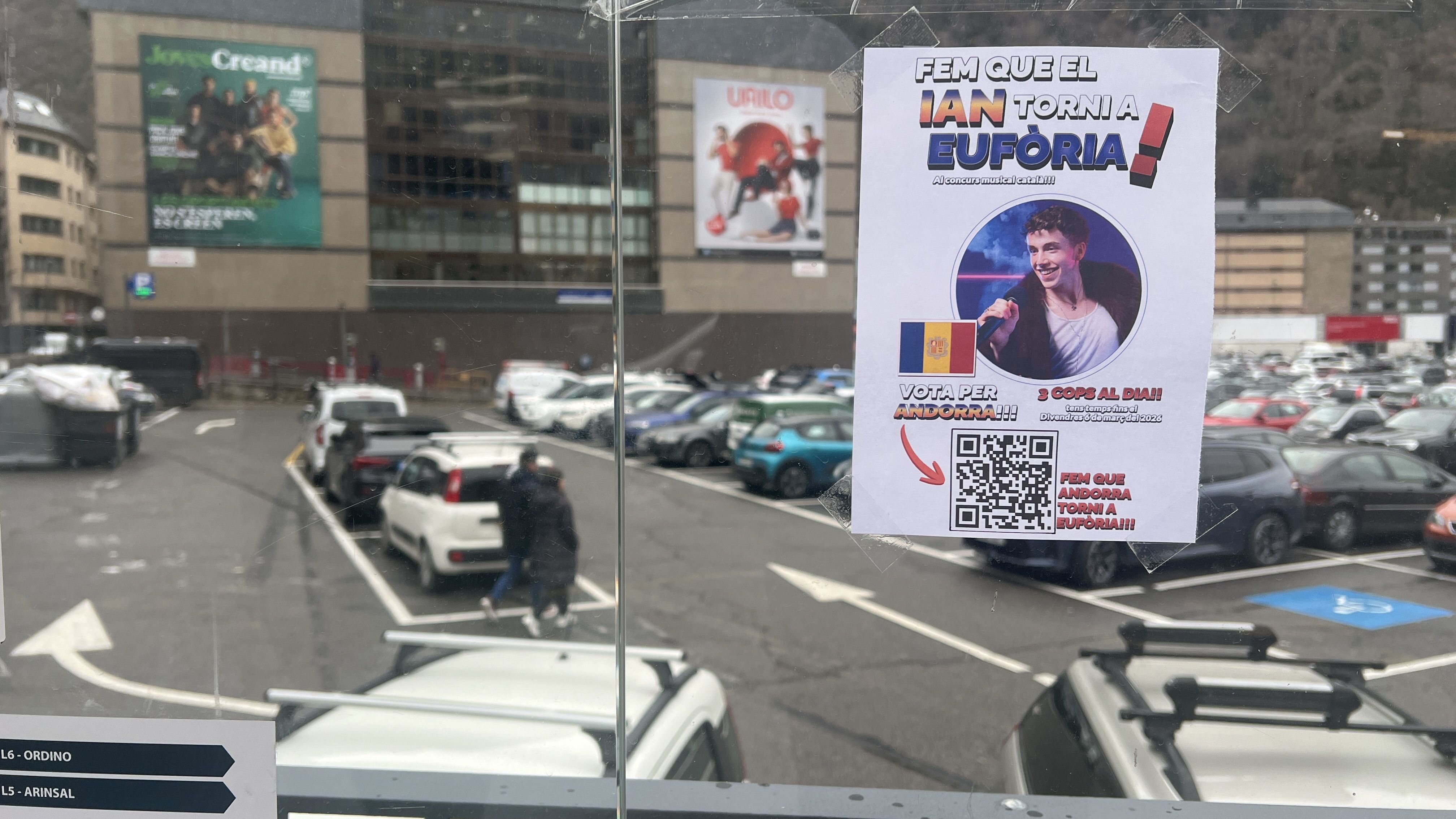 Un dels petits rètols en una de les marquesines de bus d'Andorra la Vella.