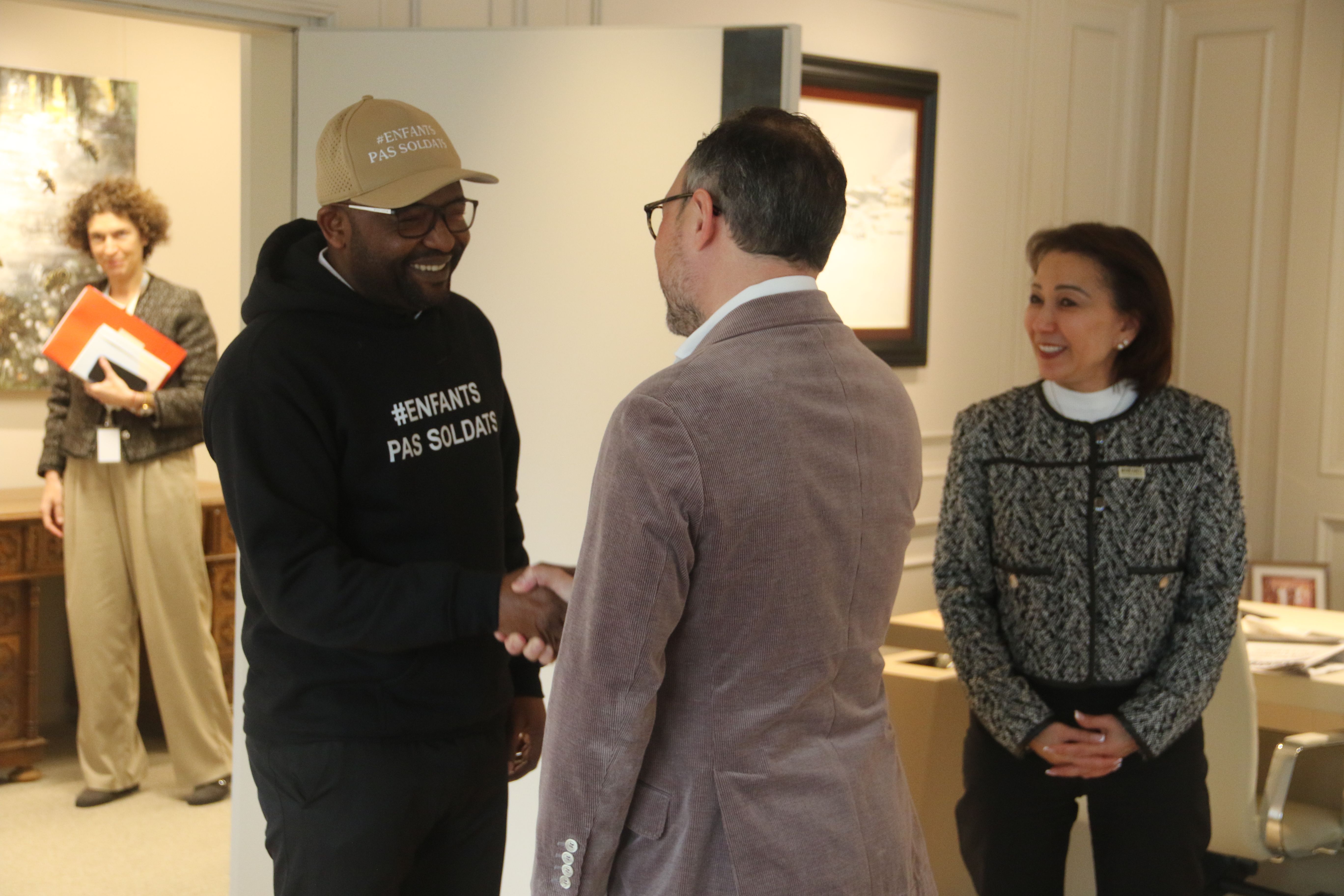 Junior saludant el cap de Govern en presència de la presidenta de 'Paix pour l'Enfance'.