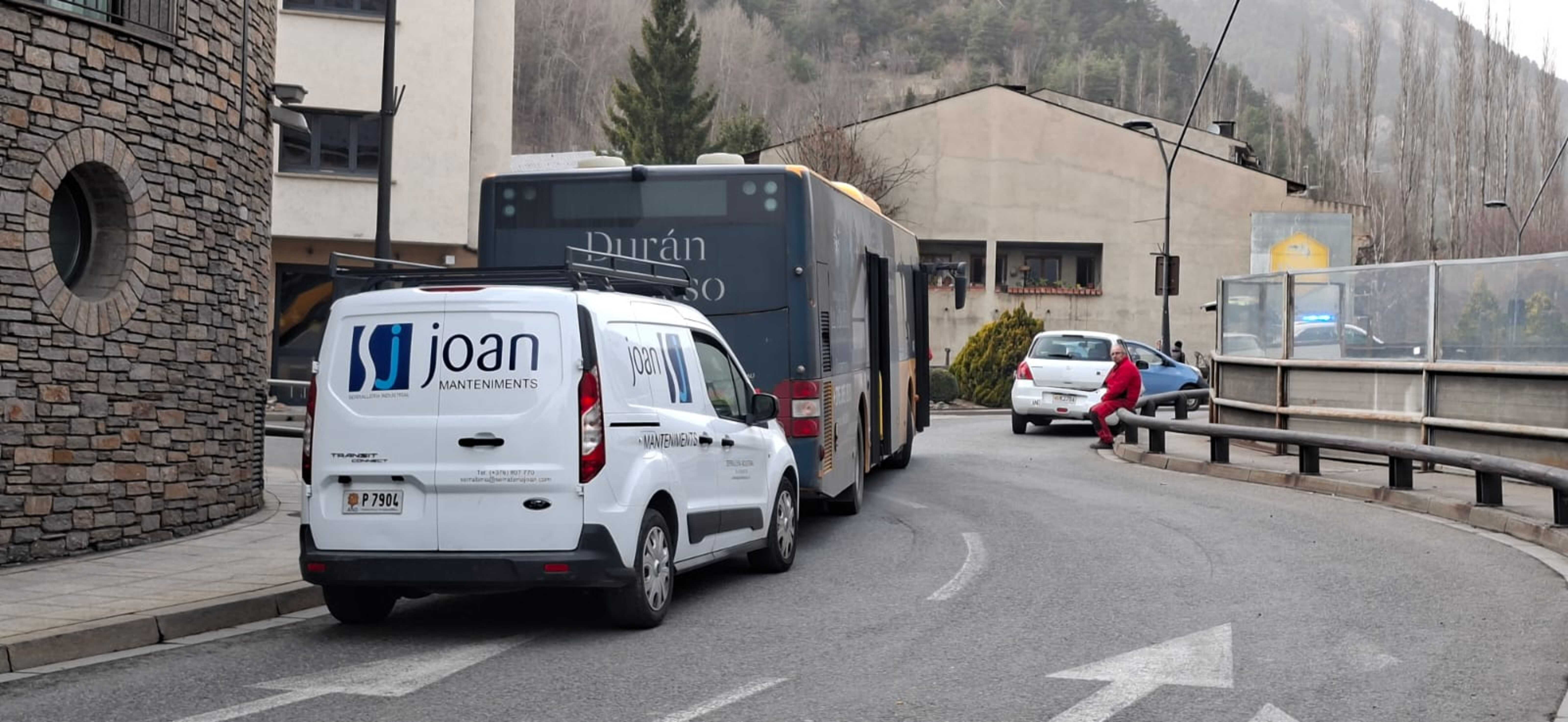 El bus, la furgoneta i el cotxe implicats en l'accident poc després de succeir.