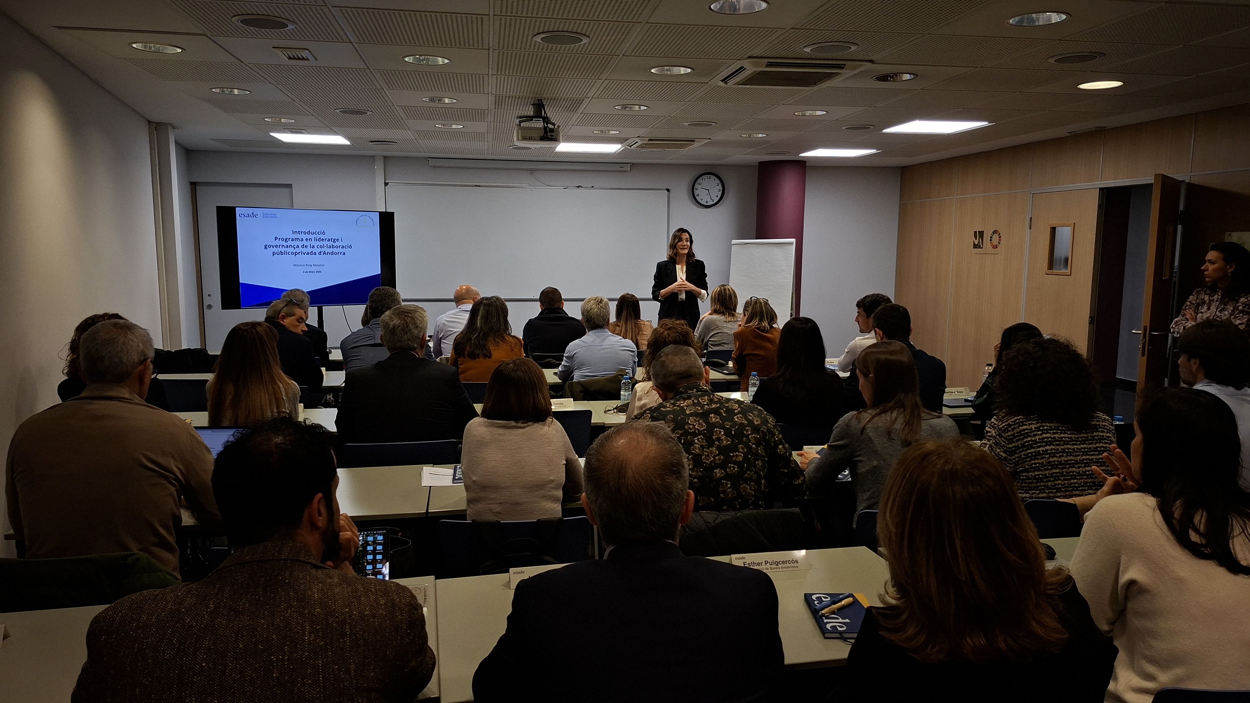 La directora associada del Centre de Governança Pública d'ESADE (EsadeGov), Mònica Reig, durant el curs.
