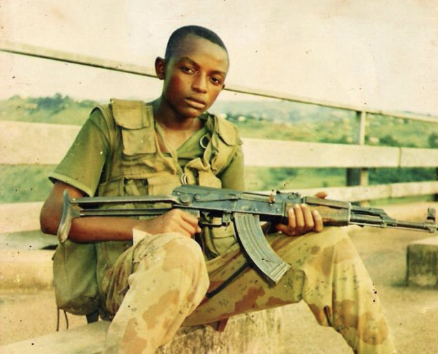 Nzita durant l’etapa en què va ser nen soldat.
