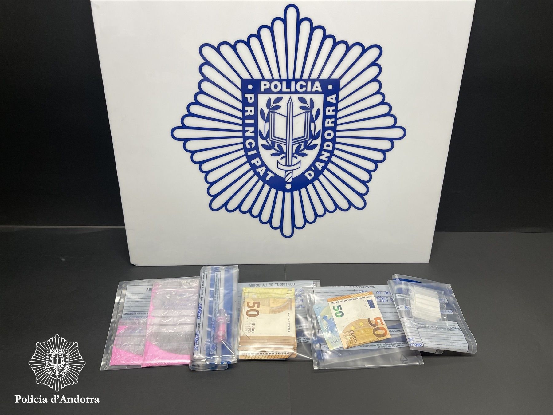 Els diners i la droga que s'han trobat al pis.