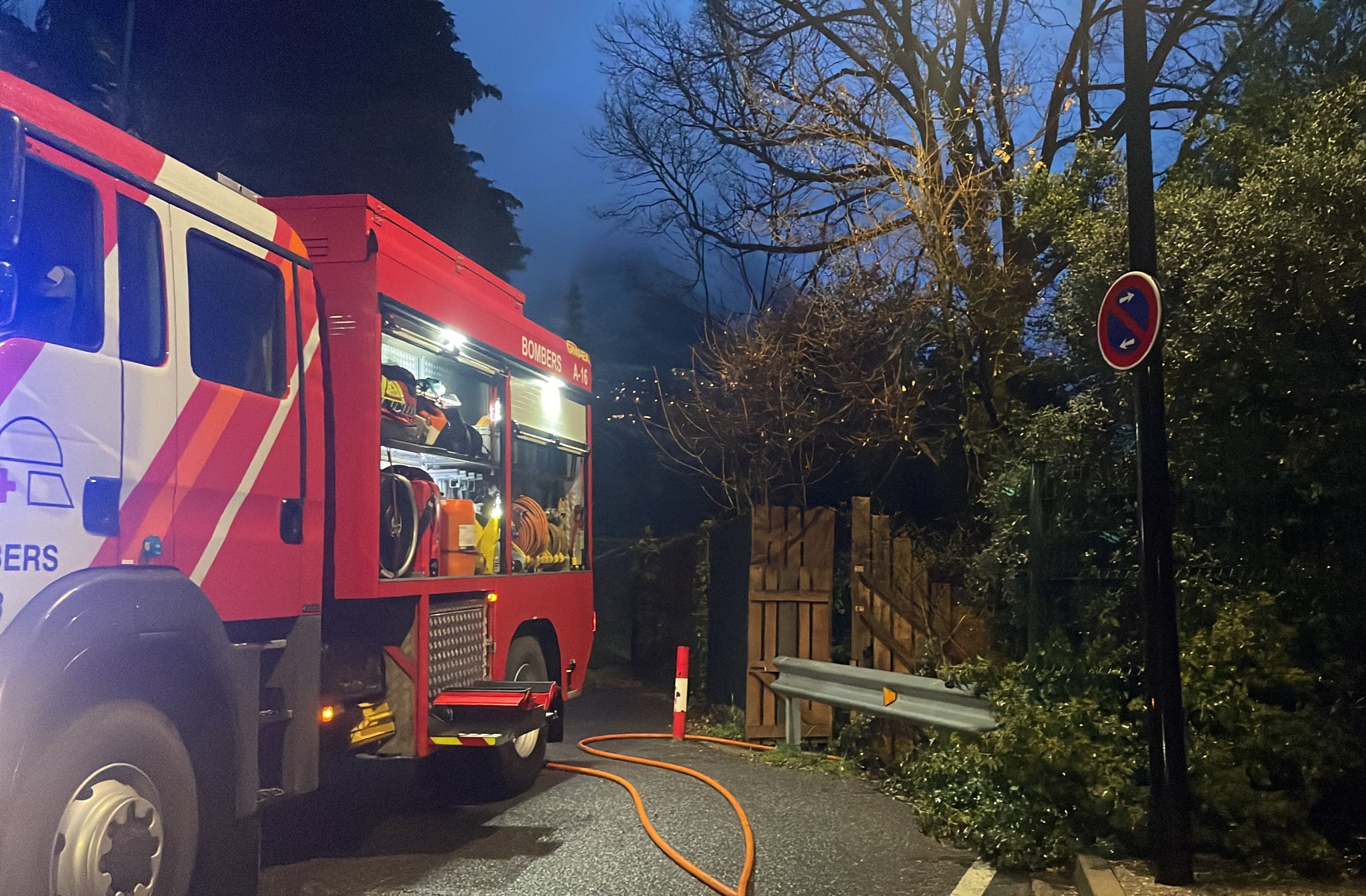 Un camió de bombers al carrer de la Grella on ha tingut lloc el foc.