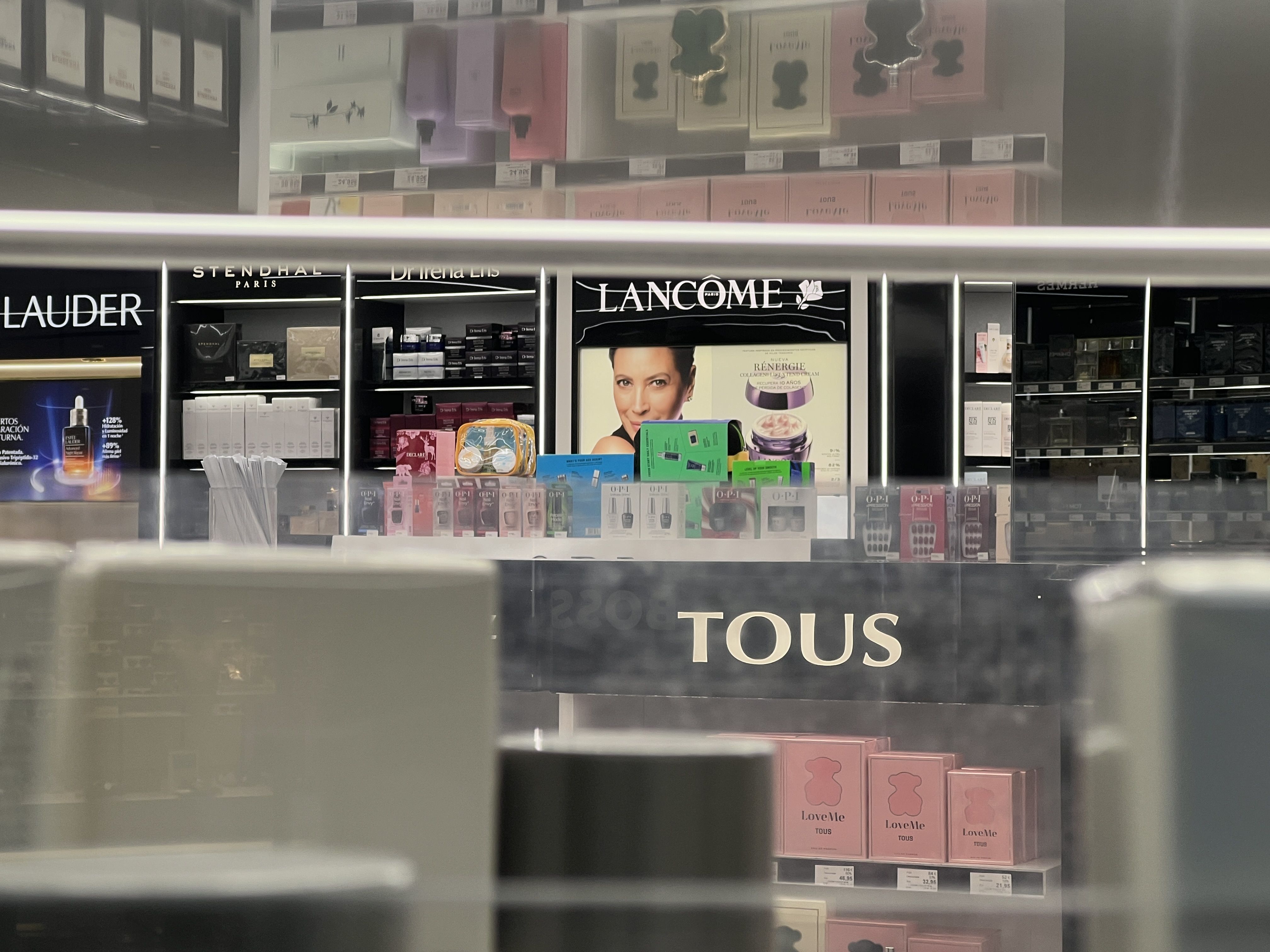 Una imatge des de l'exterior de la perfumeria 'afectada'.