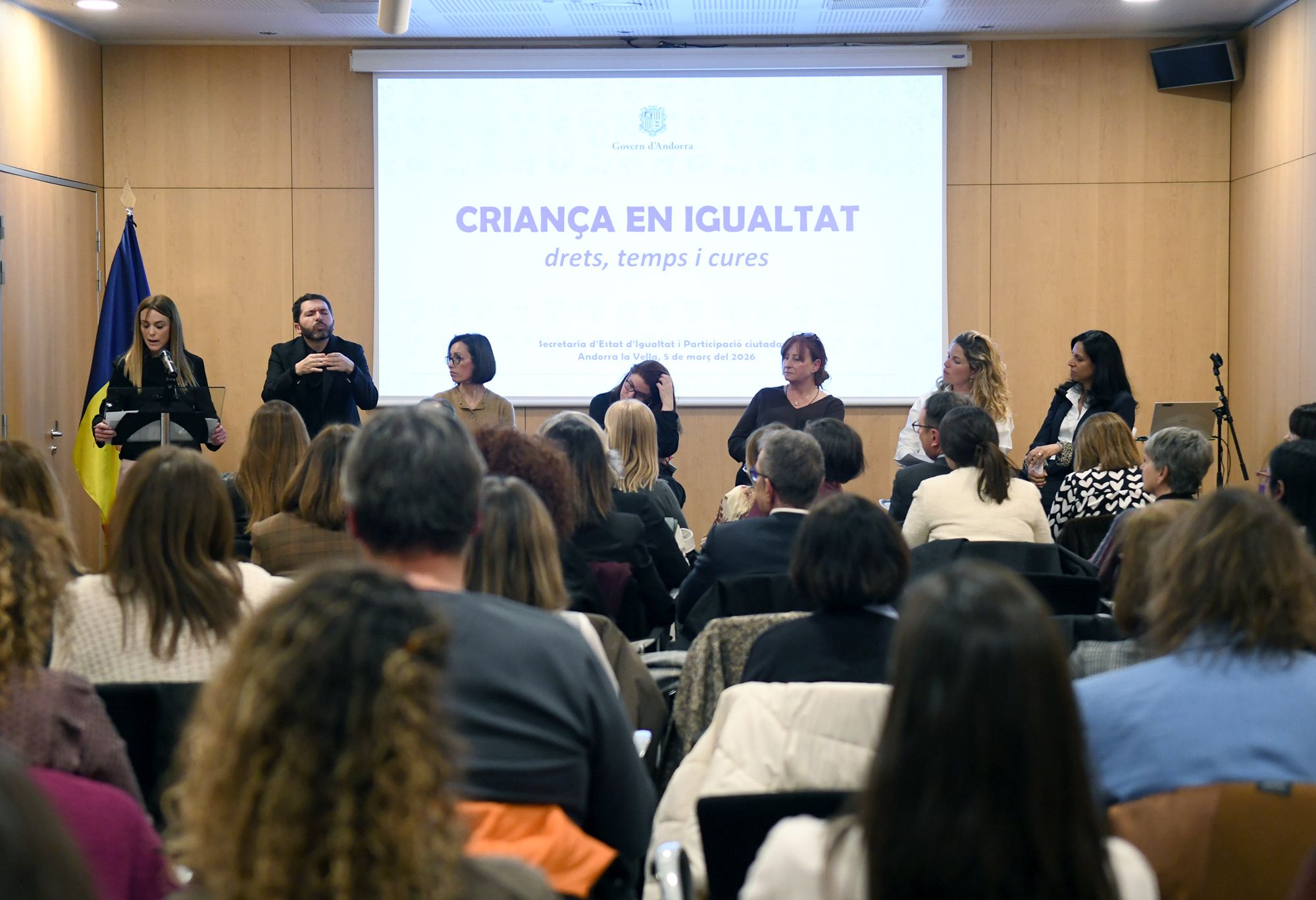 Taula rodona sobre maternitat.