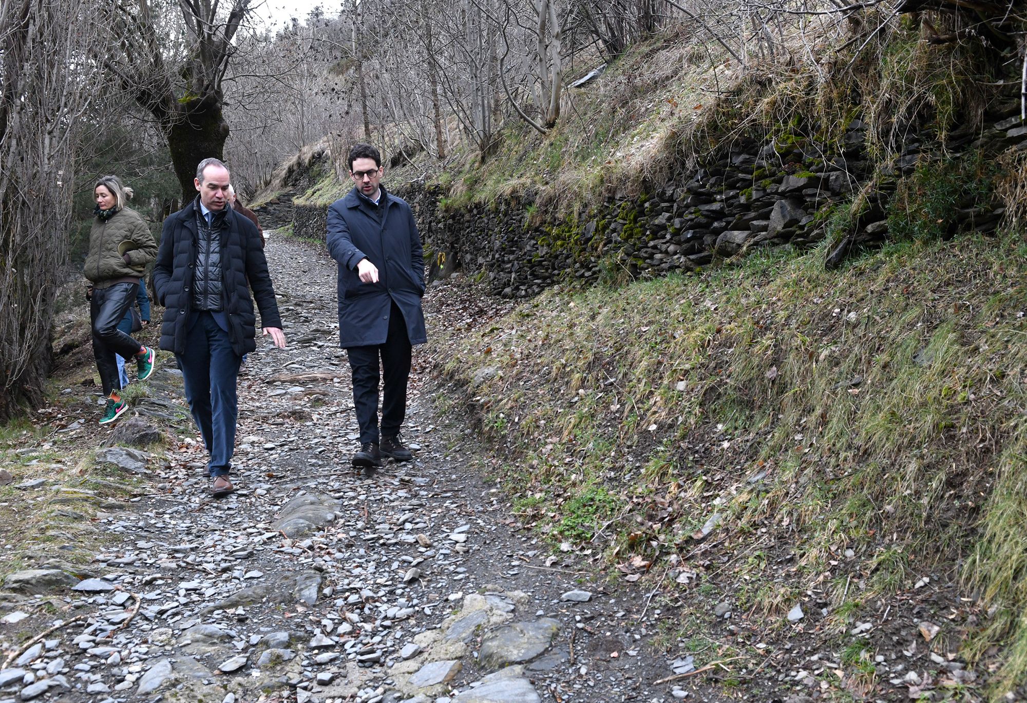 El cònsol major de Canillo, Jordi Alcobé, i el ministre, Guillem Casal, passejant pel camí ral.