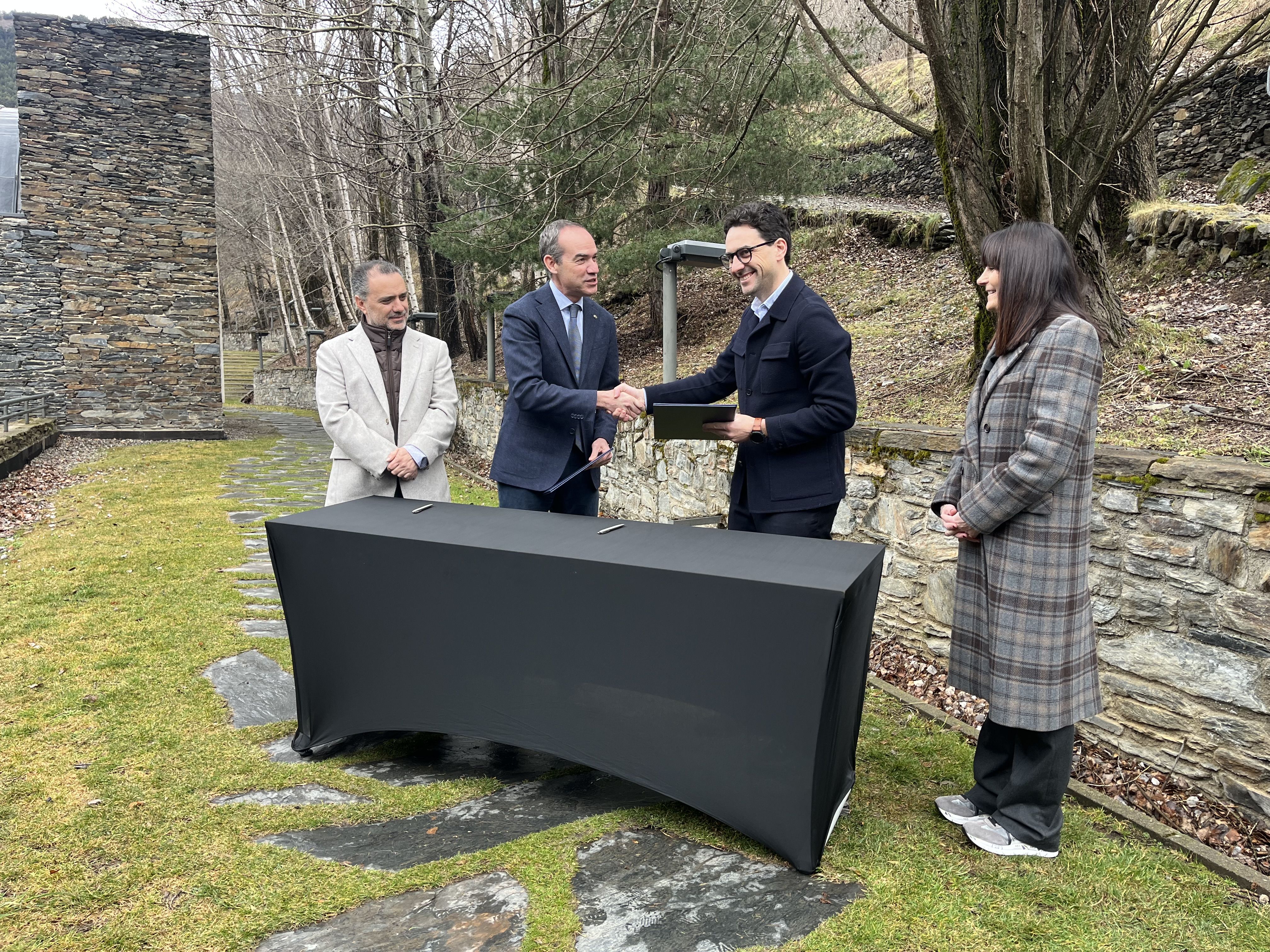 El ministre de Medi Ambient, Agricultura i Ramaderia, Guillem Casal, el cònsols de Canillo, Jordi Alcobé i Marc Casal, i  la ministra de Cultura, Mònica Bonell, durant la signatura.