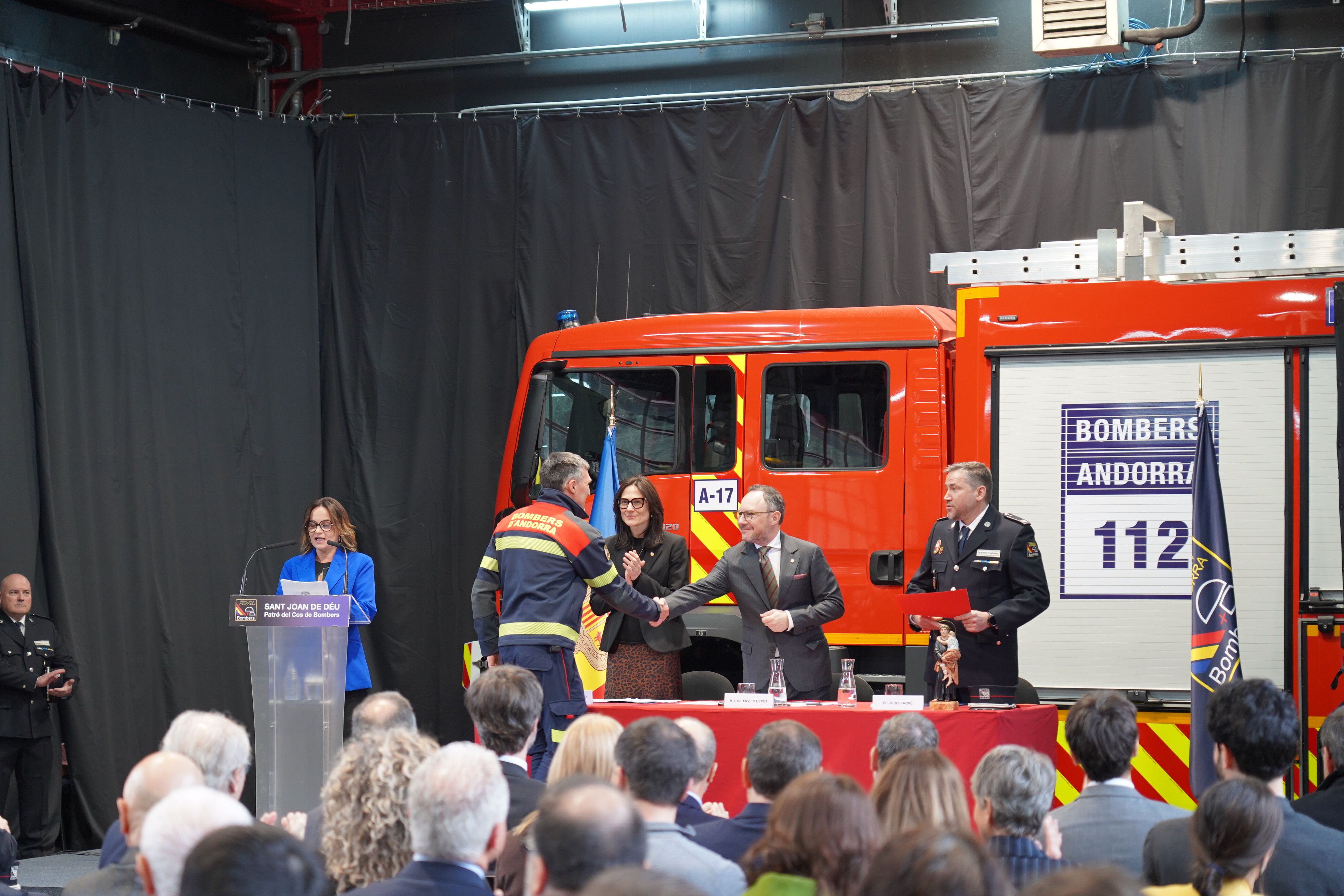 Lliurament d’un diploma de reconeixement a un dels efectius de bombers.