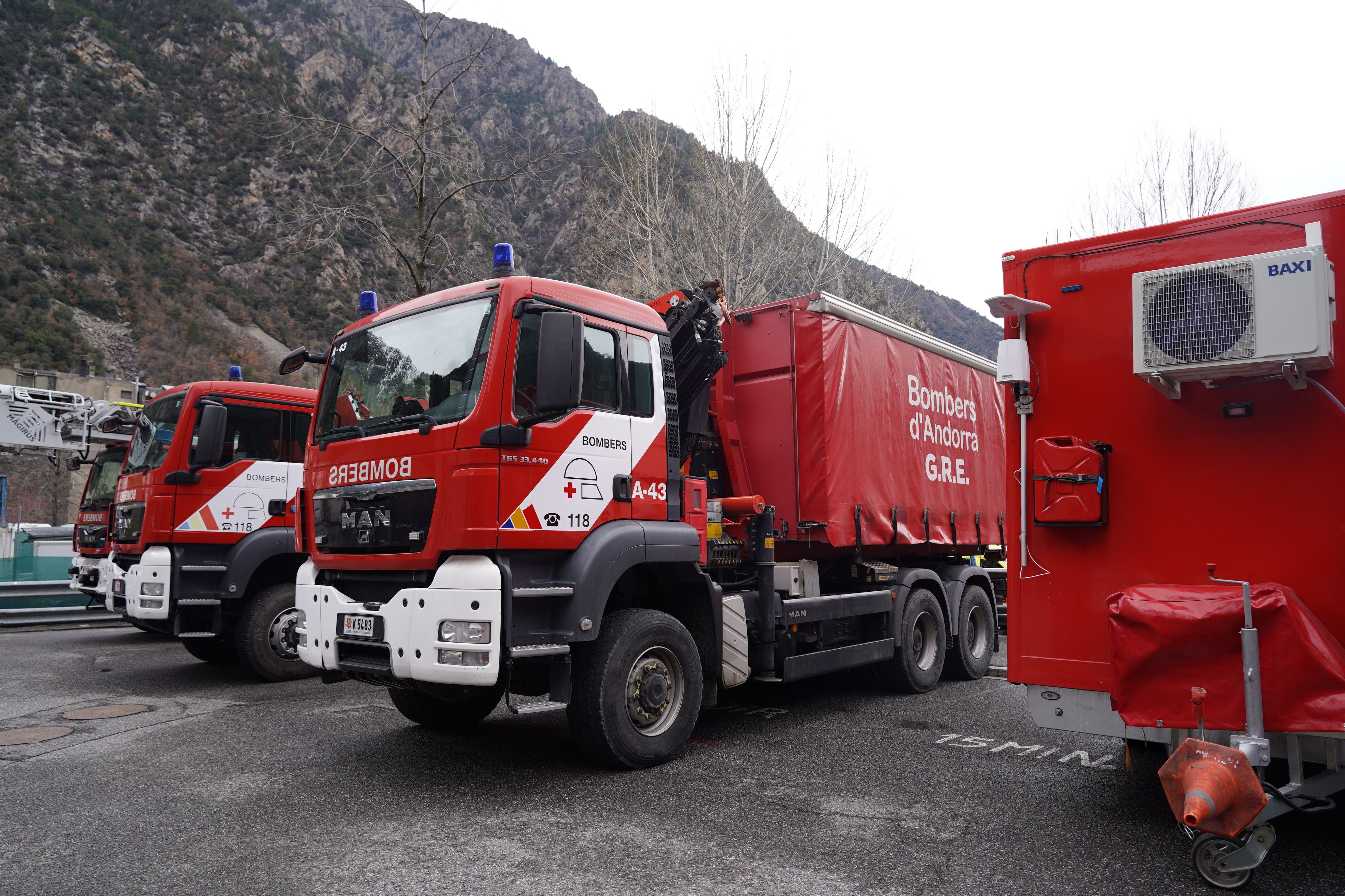 Camions aparcats a la caserna de Santa Coloma.