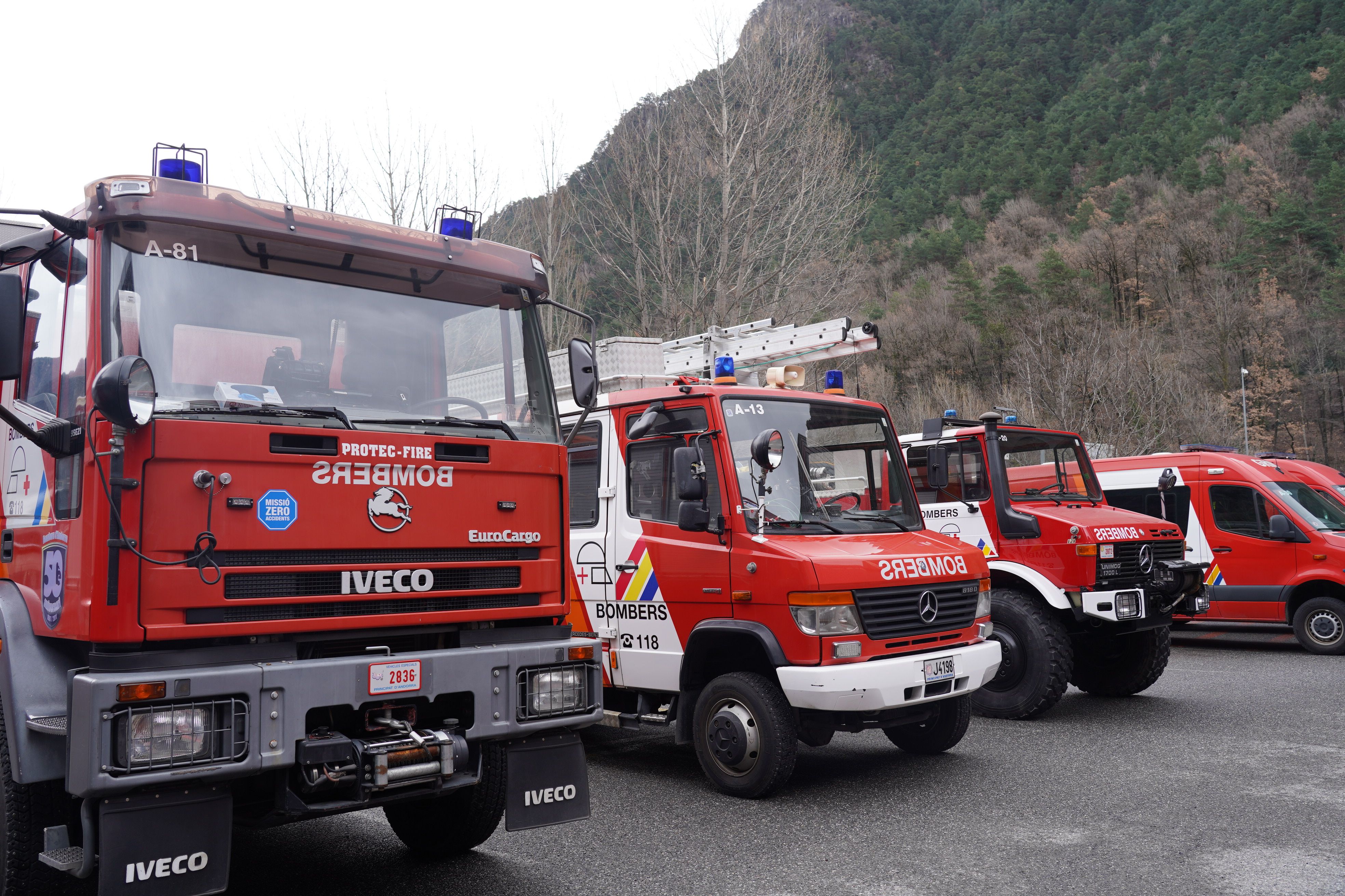 Camions aparcats a la caserna de Santa Coloma.