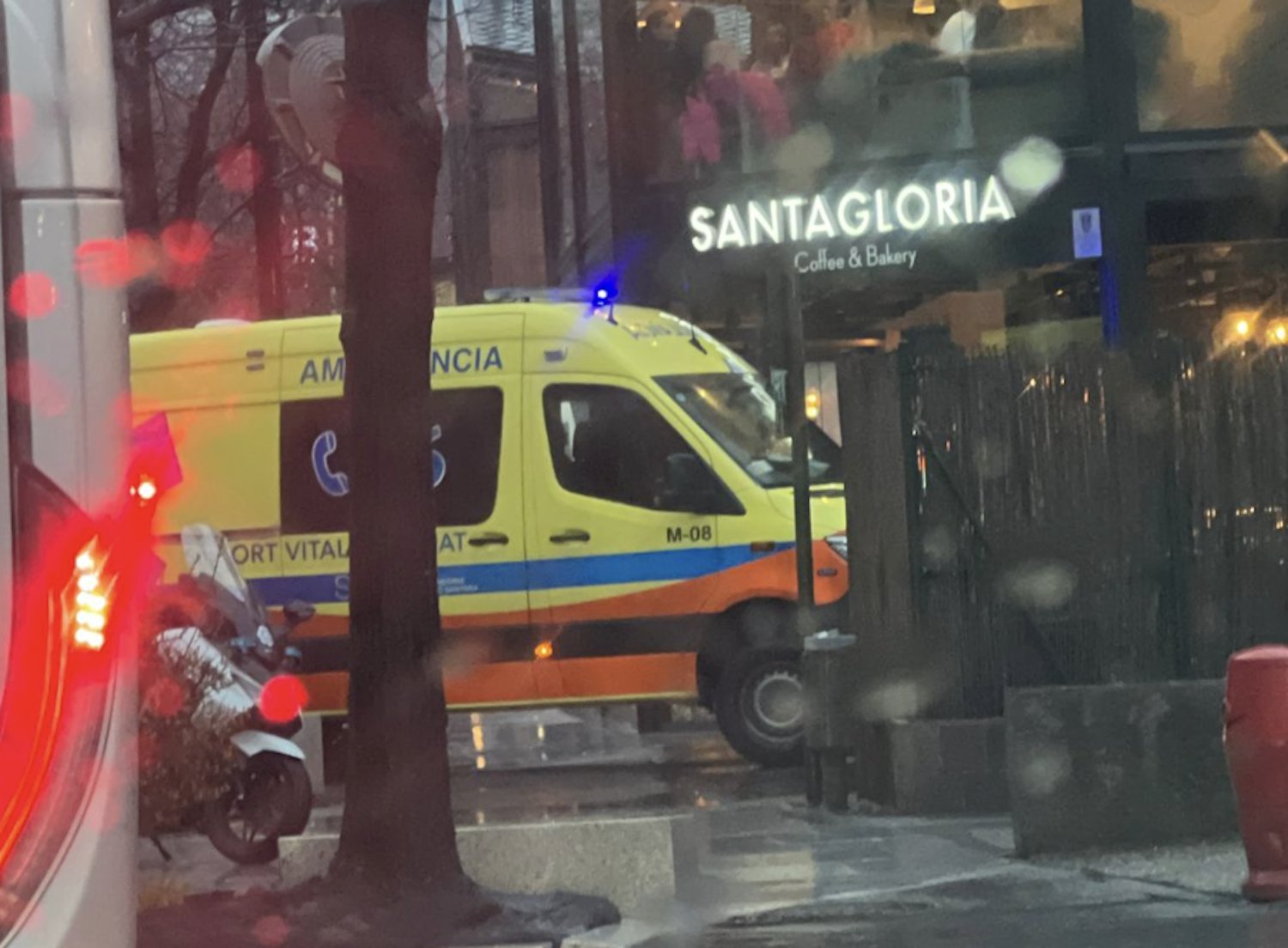 L’ambulància dirigint-se al passeig del riu.