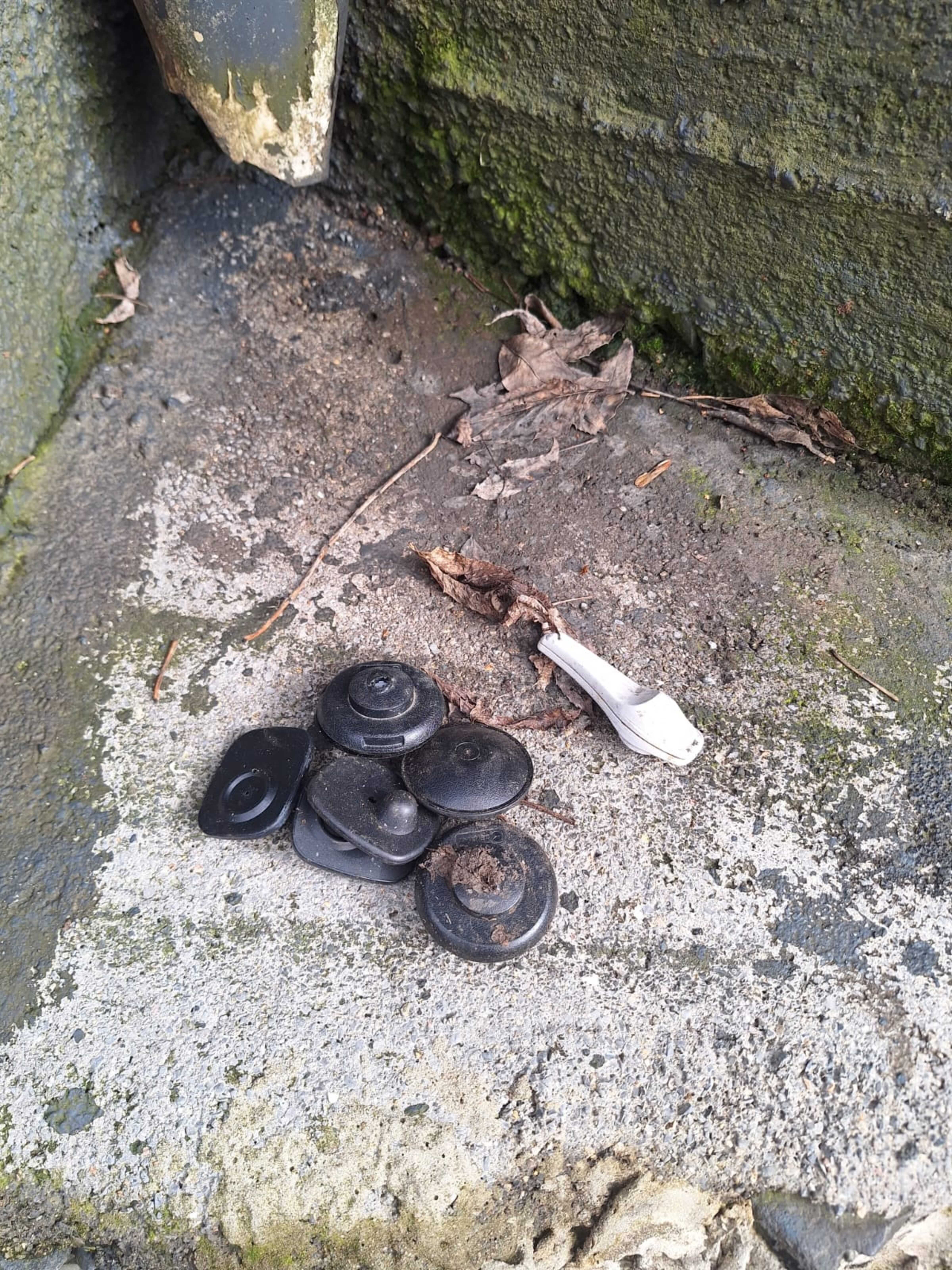 Dispositius d'alarma de peces de roba abandonats al Parc Central.