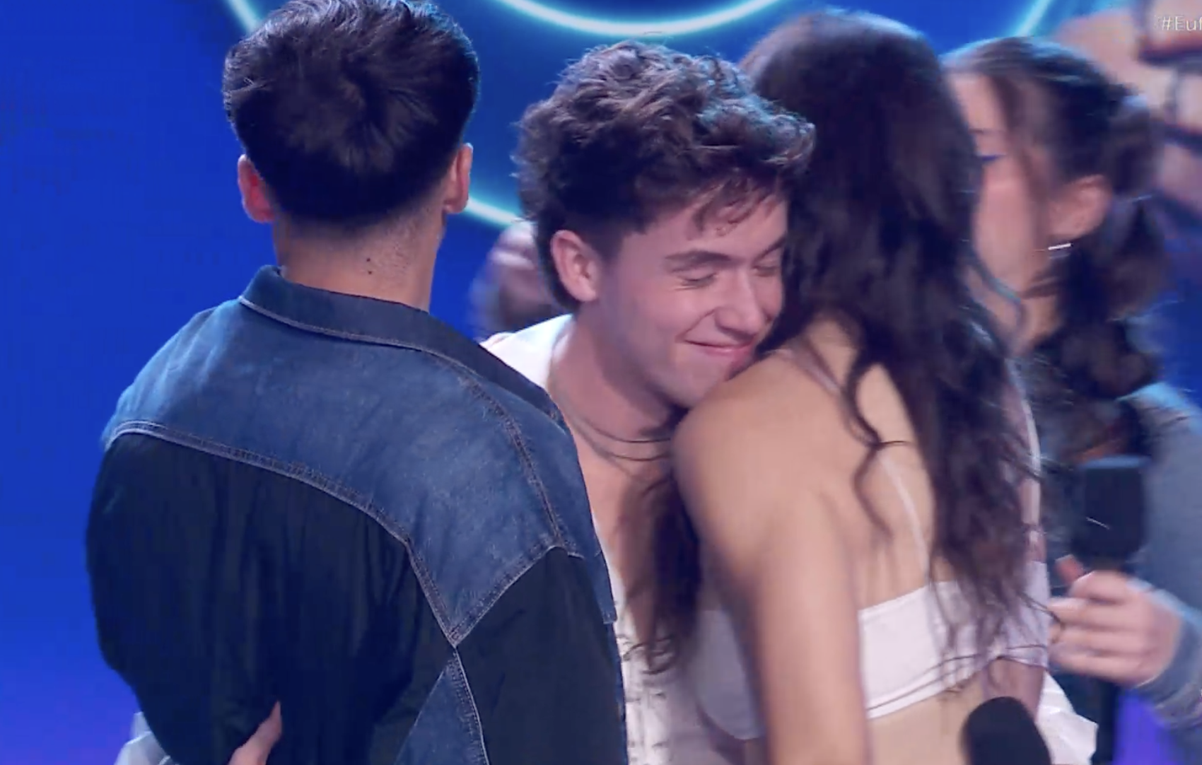 Ian Moya, al centre de la imatge, abraçat per altres companys en saber-se que no seria repescat.