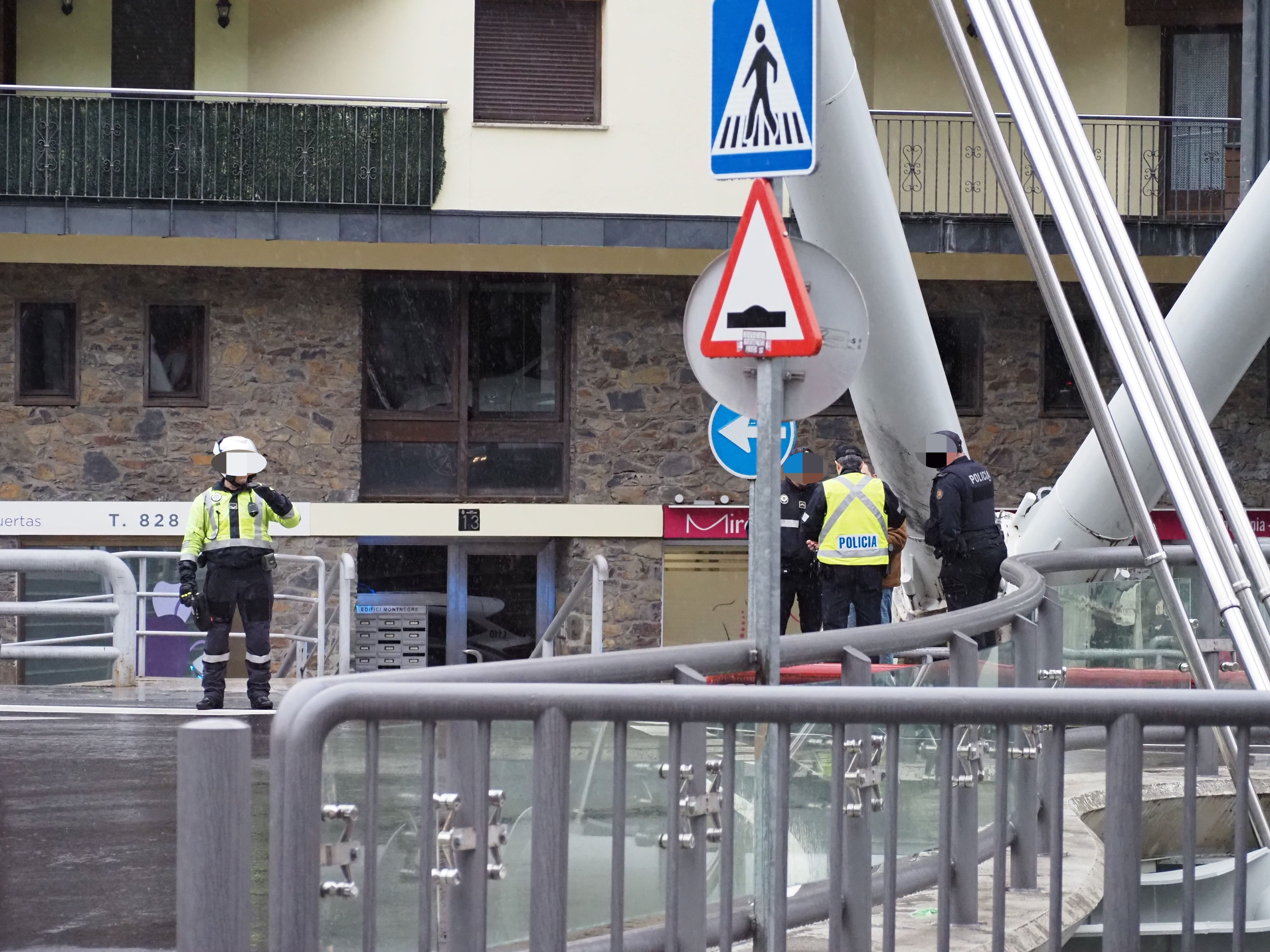 Agent de circulació i policies gestionant l'incident.