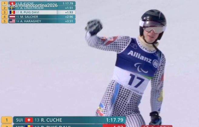 Roger Puig, en una imatge televisiva celebrant la seva baixada a la pista Olympia delle Tofane. 