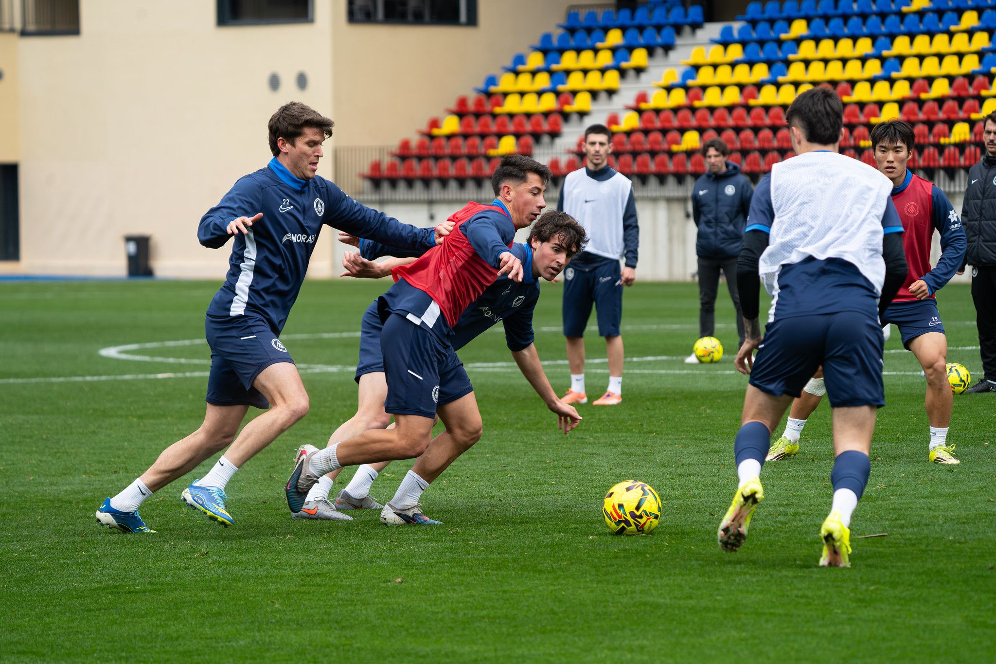 Els jugadors de l'FC Andorra, exercitant-se aquest divendres a Encamp.